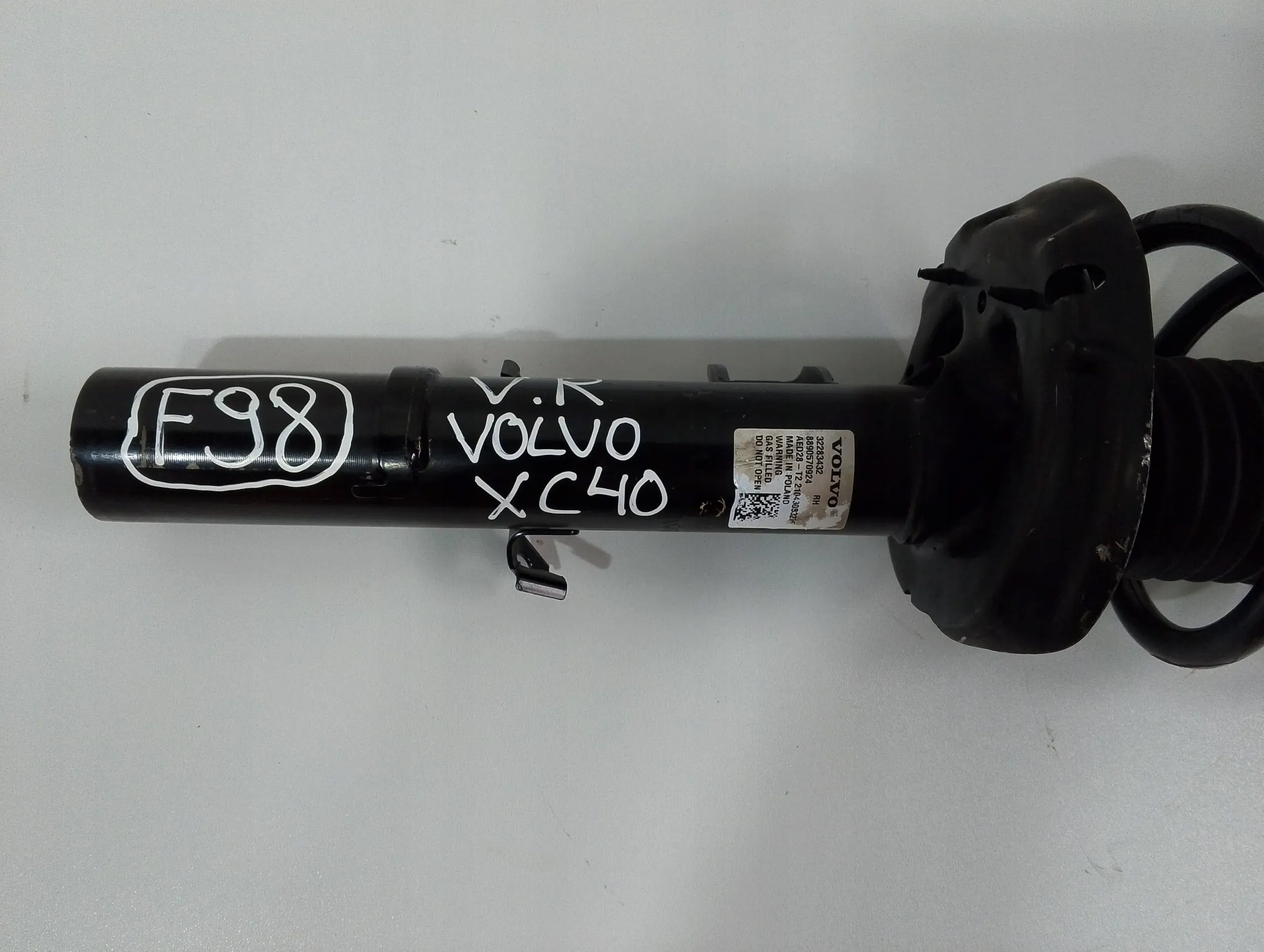 Volvo XC40 amortizeri 32283432