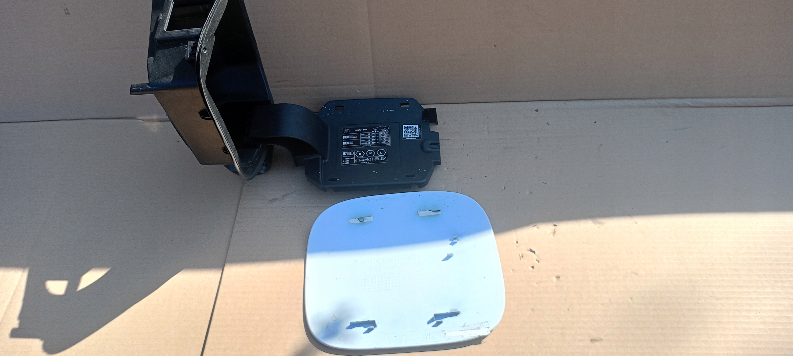 KLAPKA WLEWU PALIWA ŁADOWANIA MERCEDES EQA GLA H243 A2437570300 Typ samochodu Samochody osobowe