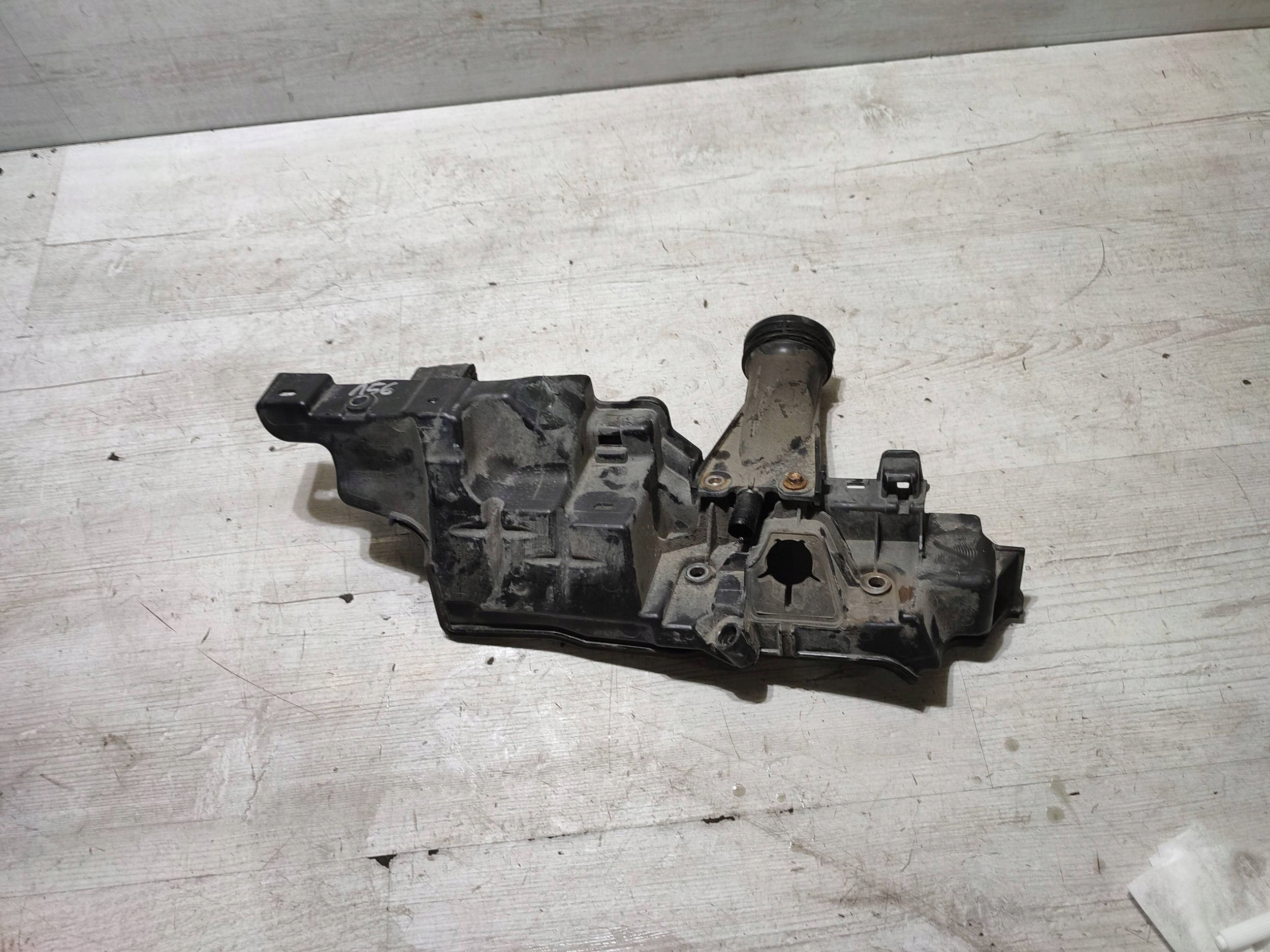 Mercedes-Benz GLA W156 2015 cover upper of the engine