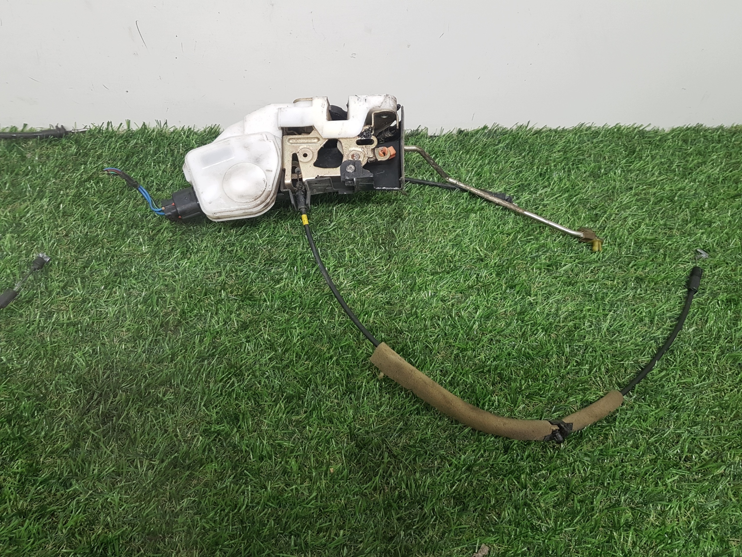lock door left front MITSUBISHI PAJERO 3