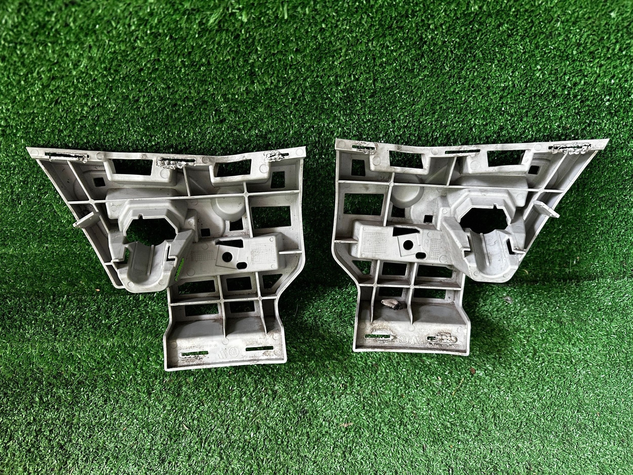 Skoda Octavia 20- halter der stoßstange rechts 5E0807056 links 5E0807055