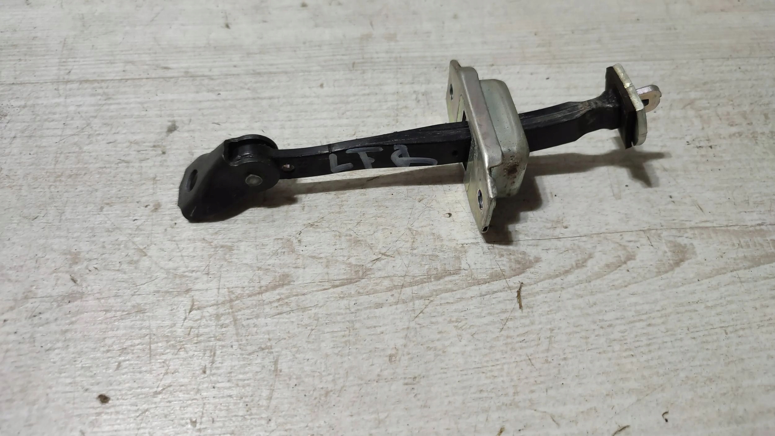 Nissan Qashqai 16r 1.5dci rear part side left limiter