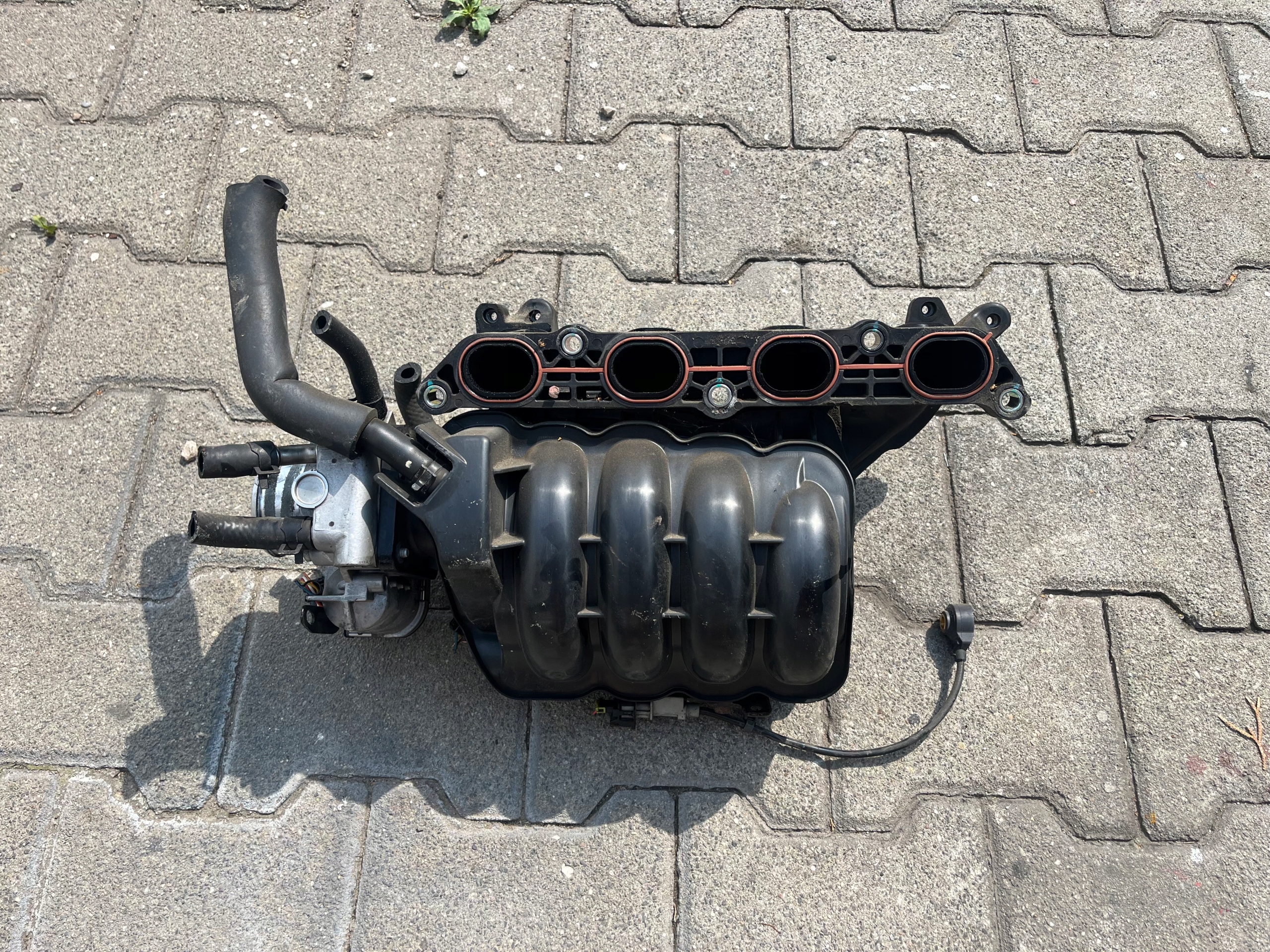 Hyundai IX 20 1.4B intake manifold