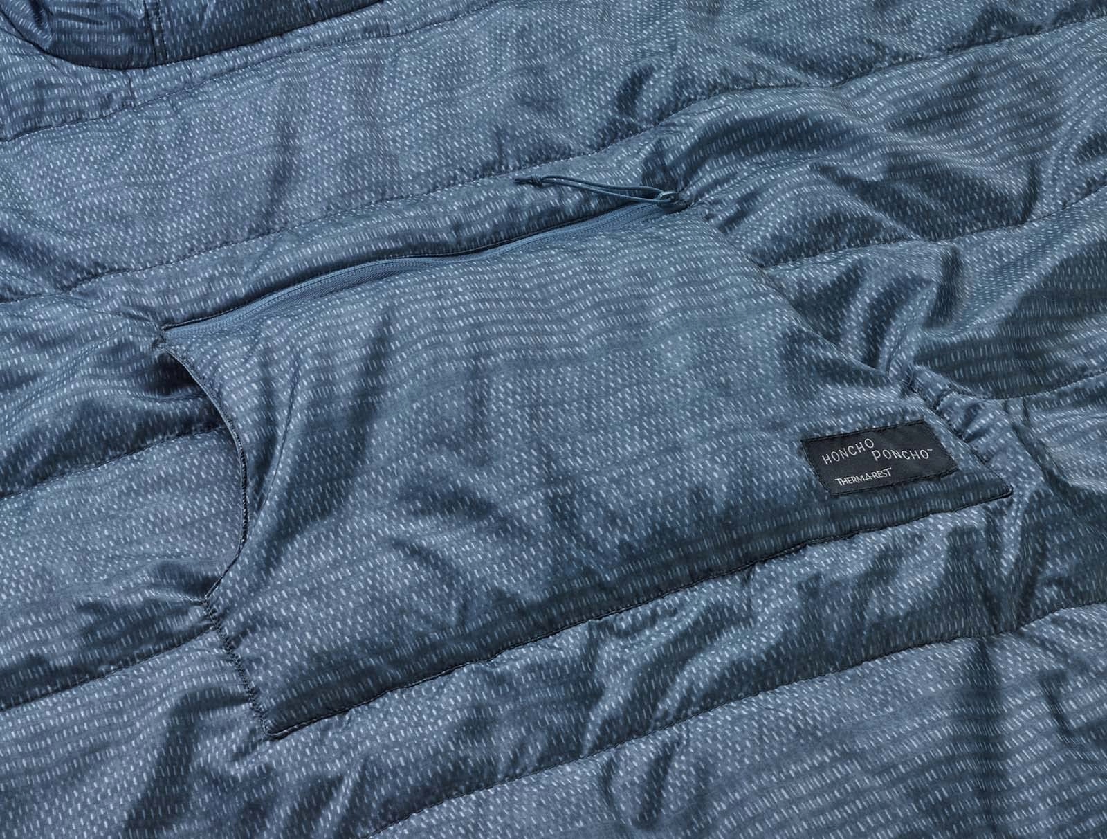 THERM-A-REST Honcho Poncho Przenośny Koc Z Kapturem Niebieski Wzór — miniatura 6