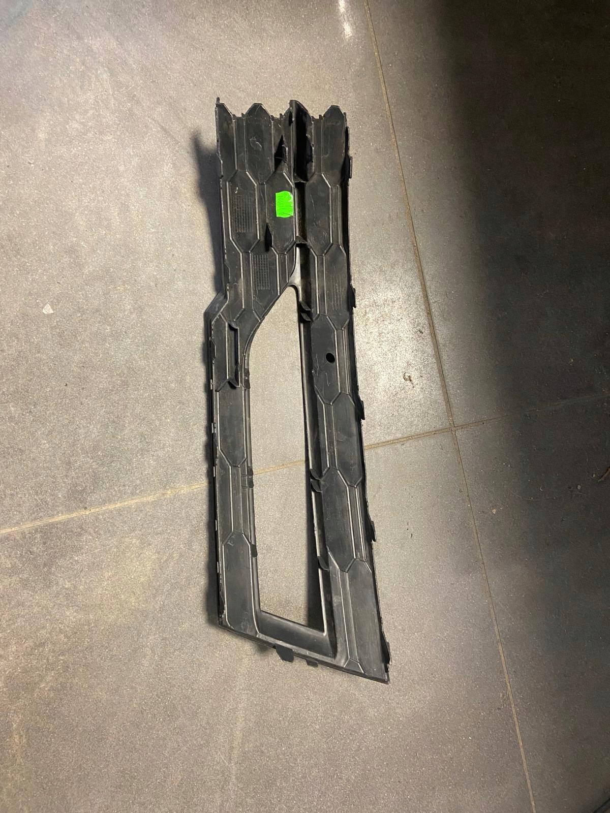 grid of a bumper left front SKODA OCTAVIA IV 5E3807681