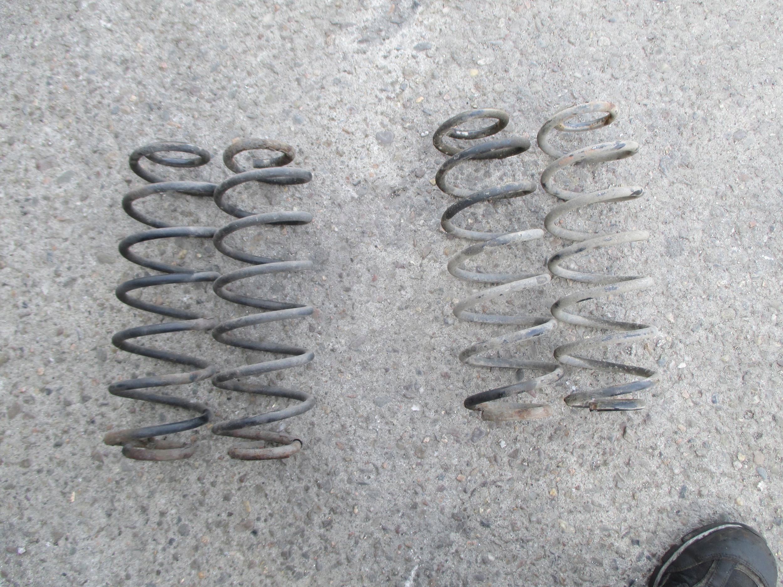 MAZDA 2 II 02-07 SPRĘŻYNY TYŁ KOMPLET