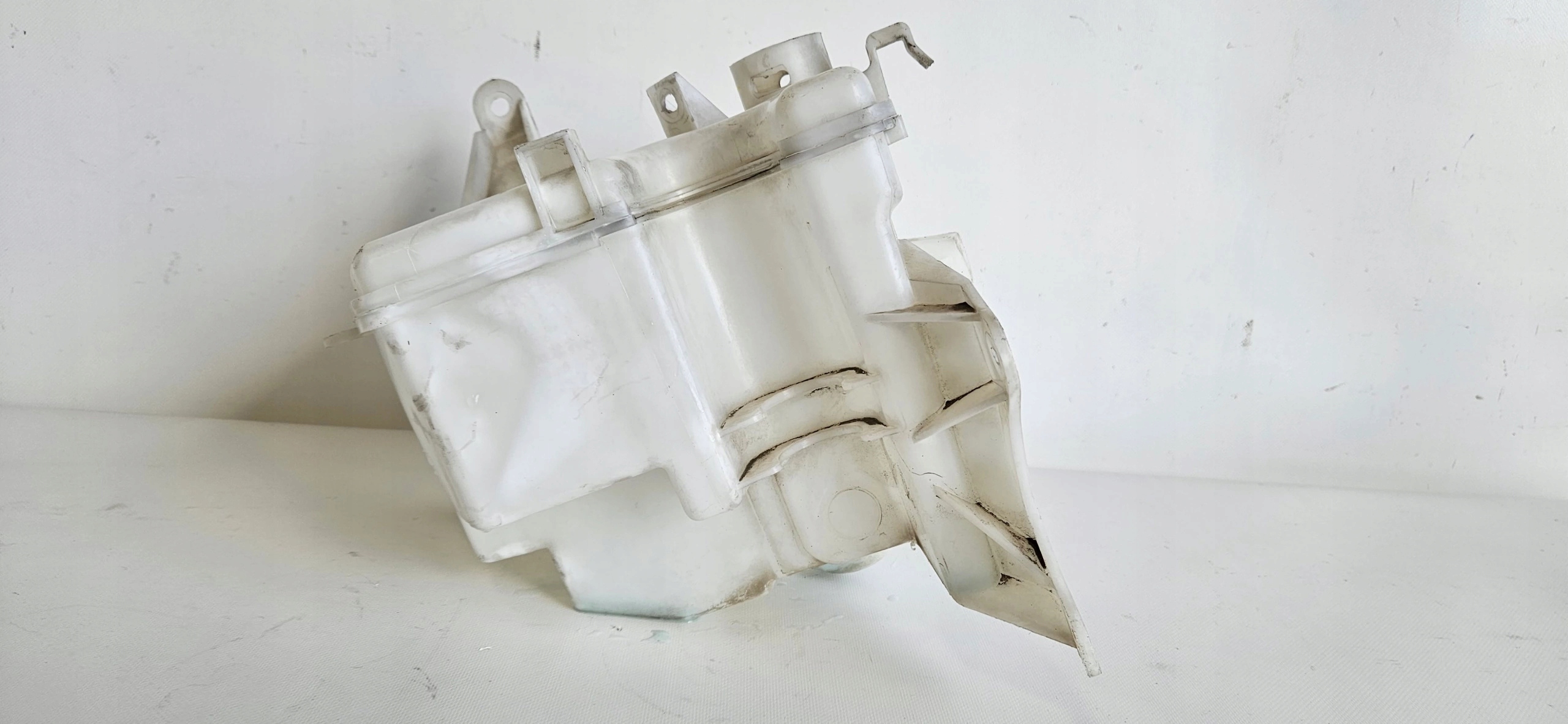 washer fluid tank TOYOTA AURIS II LIFT