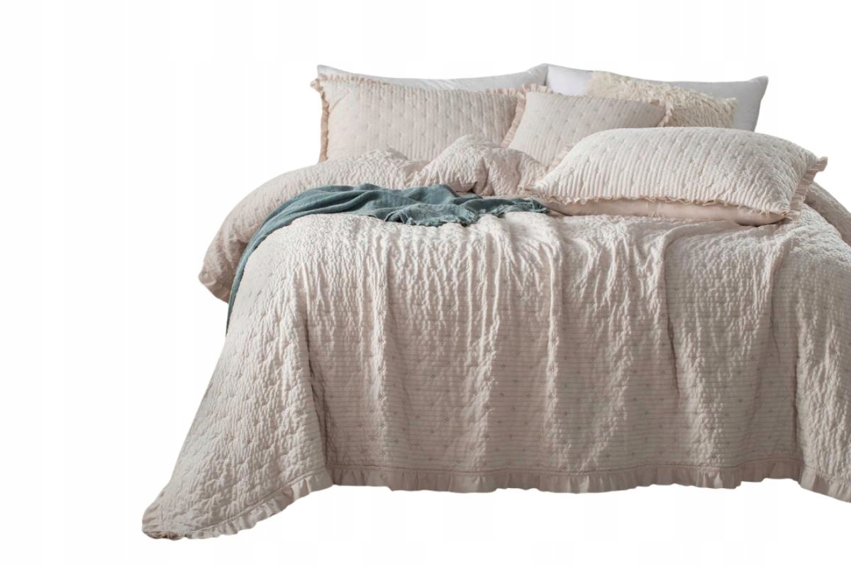 Dekorativní přehoz s vroubkovanou strukturou Amour 200x220, kašmírová barva s volánkem