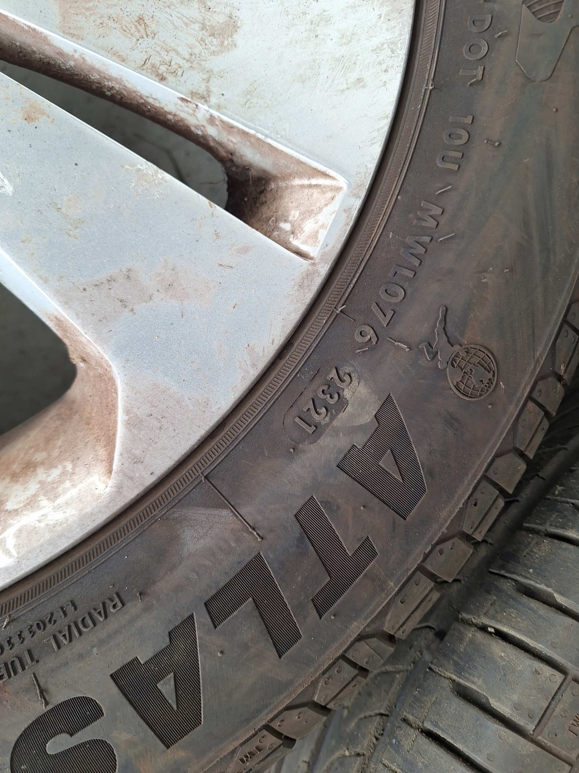 KIA SPORTAGE III 10-14 discs + tyres 235/85 R18