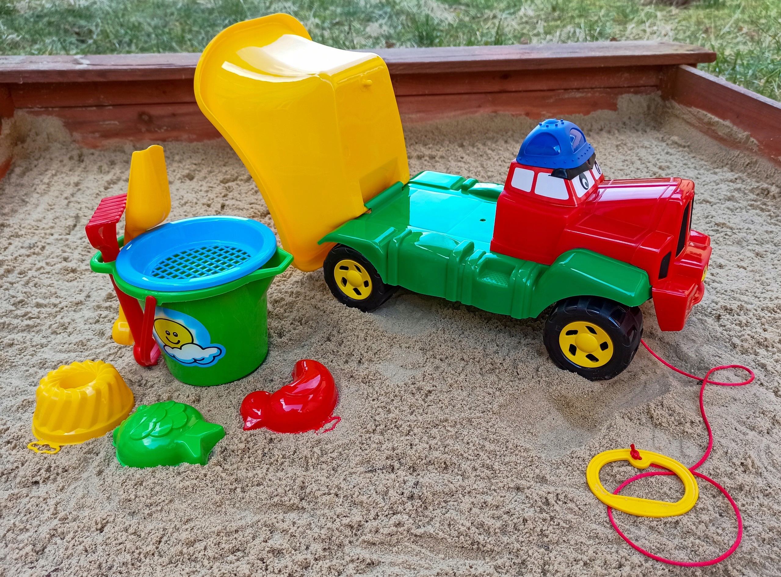 Samochód wywrotka Reks z zestawem do piasku, ciężarówka Reks z zestawem Wiek dziecka 3 lata +