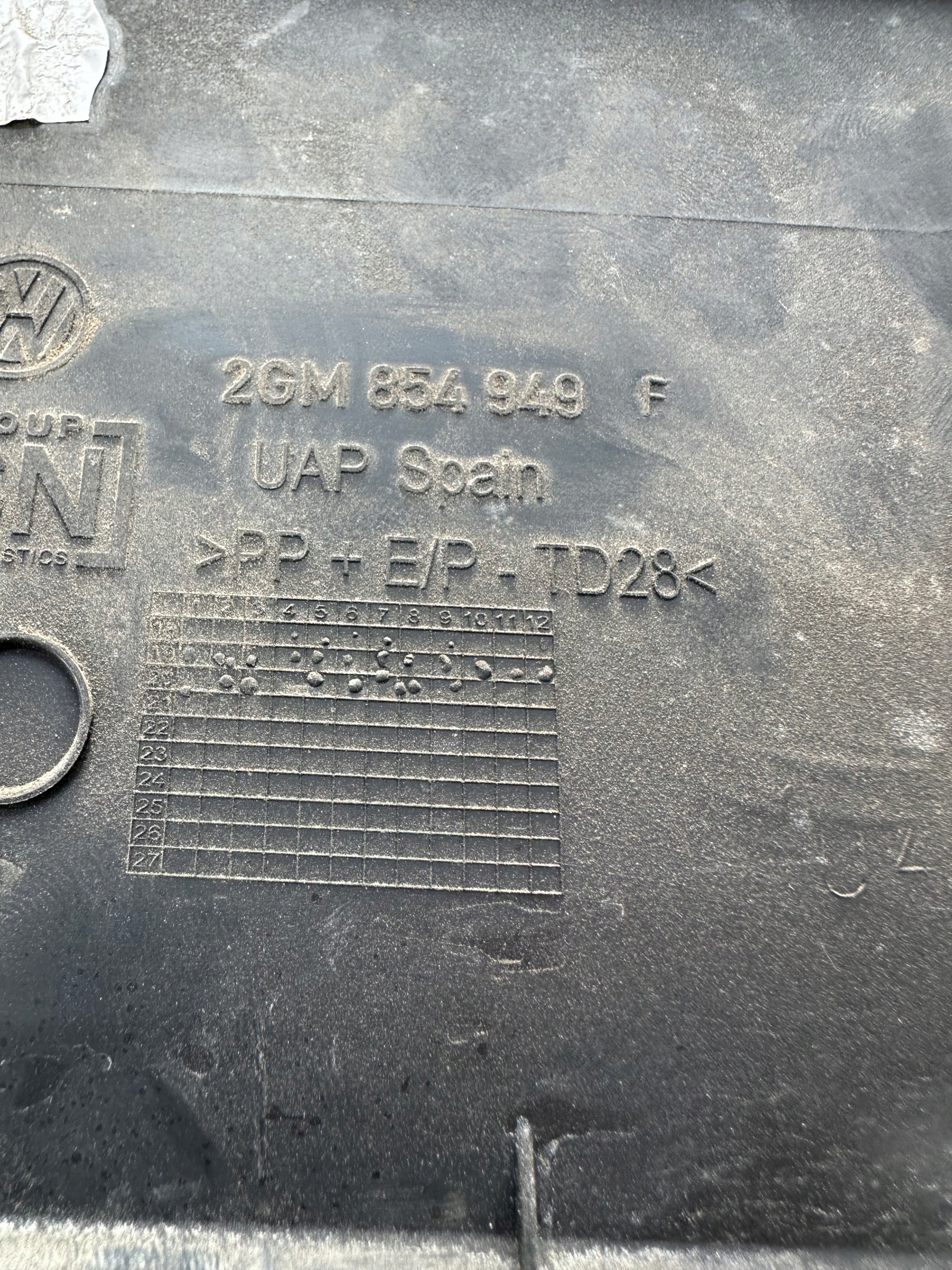 LISTWA DRZWI LEWY TYŁ VW T-CROSS 2GM854949F Typ samochodu Samochody osobowe