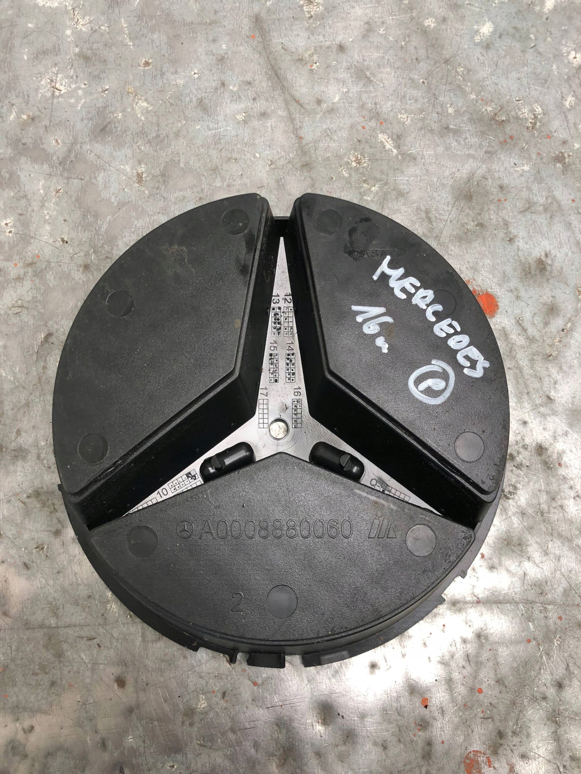 holder ZNACZKA front MERCEDES A0008880060