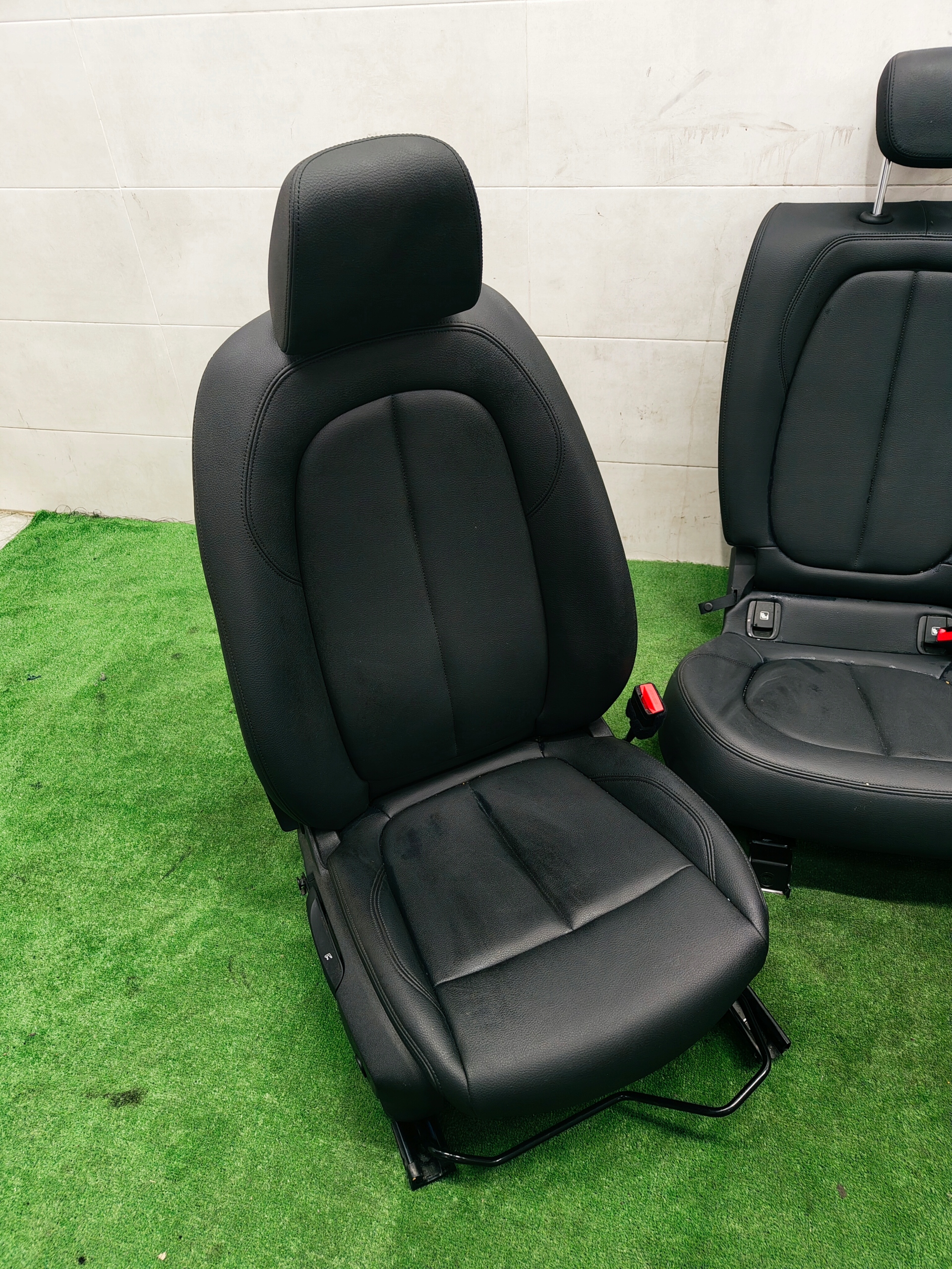 BMW X1 F48 the centre seats side upholstery black leather