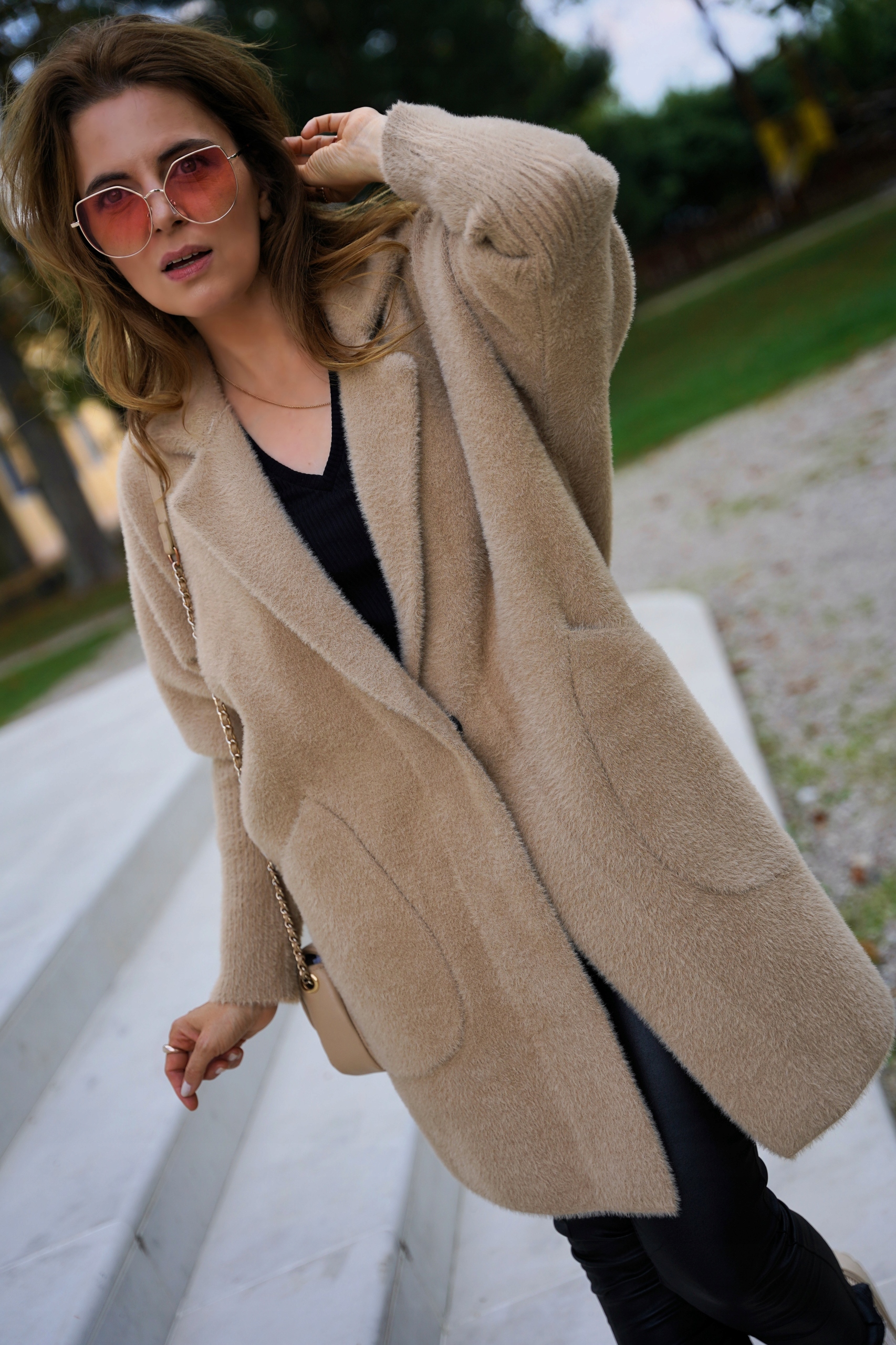 PRZEJŚCIOWY PŁASZCZ Z ALPAKI JEDNORZĘDOWY KOLOR CZARNY ROZMIAR OVERSIZE Zapięcie zatrzask