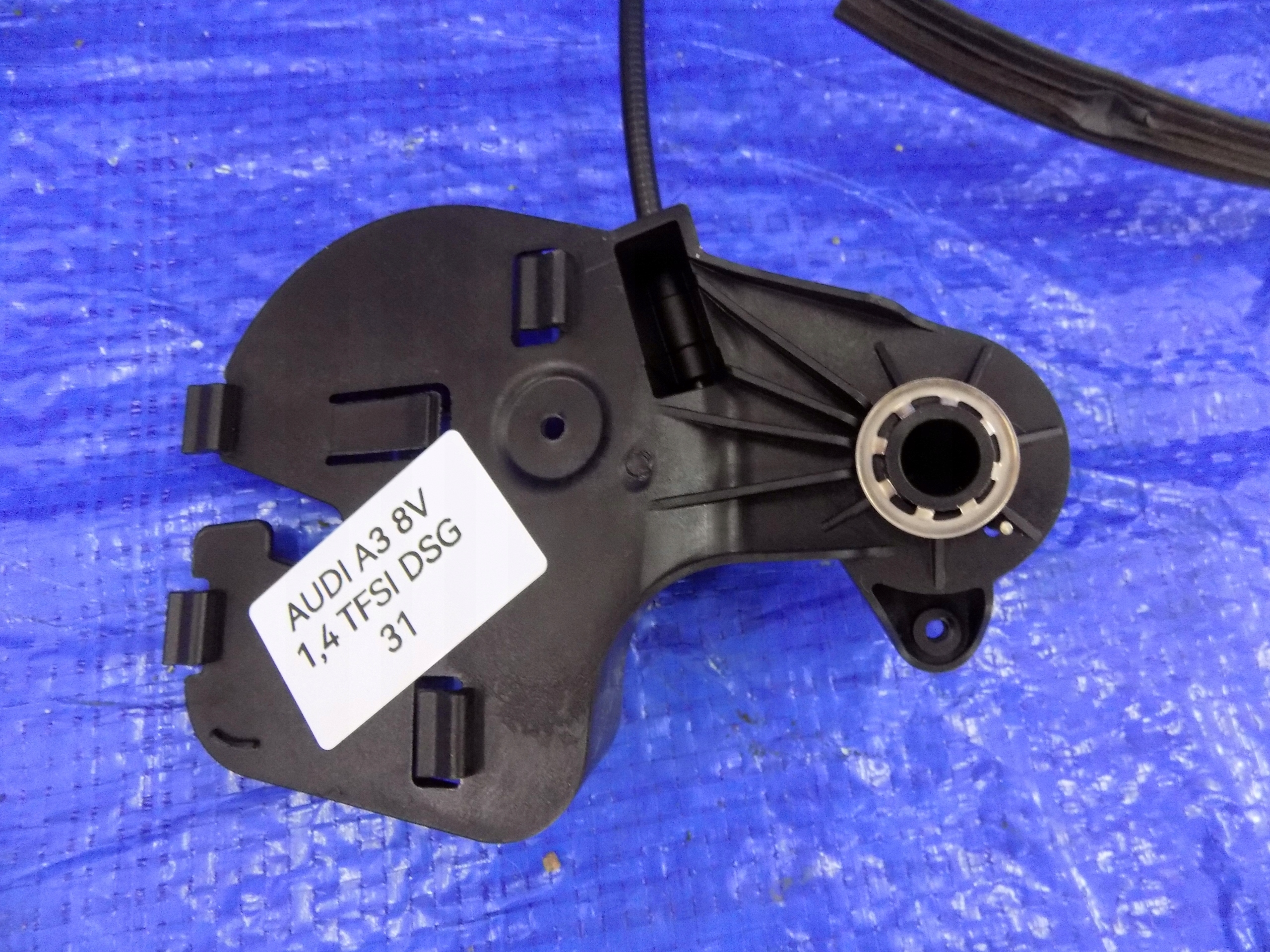 Câble Levier pour l’ouverture du capot AUDI A3 8V SPORTBACK