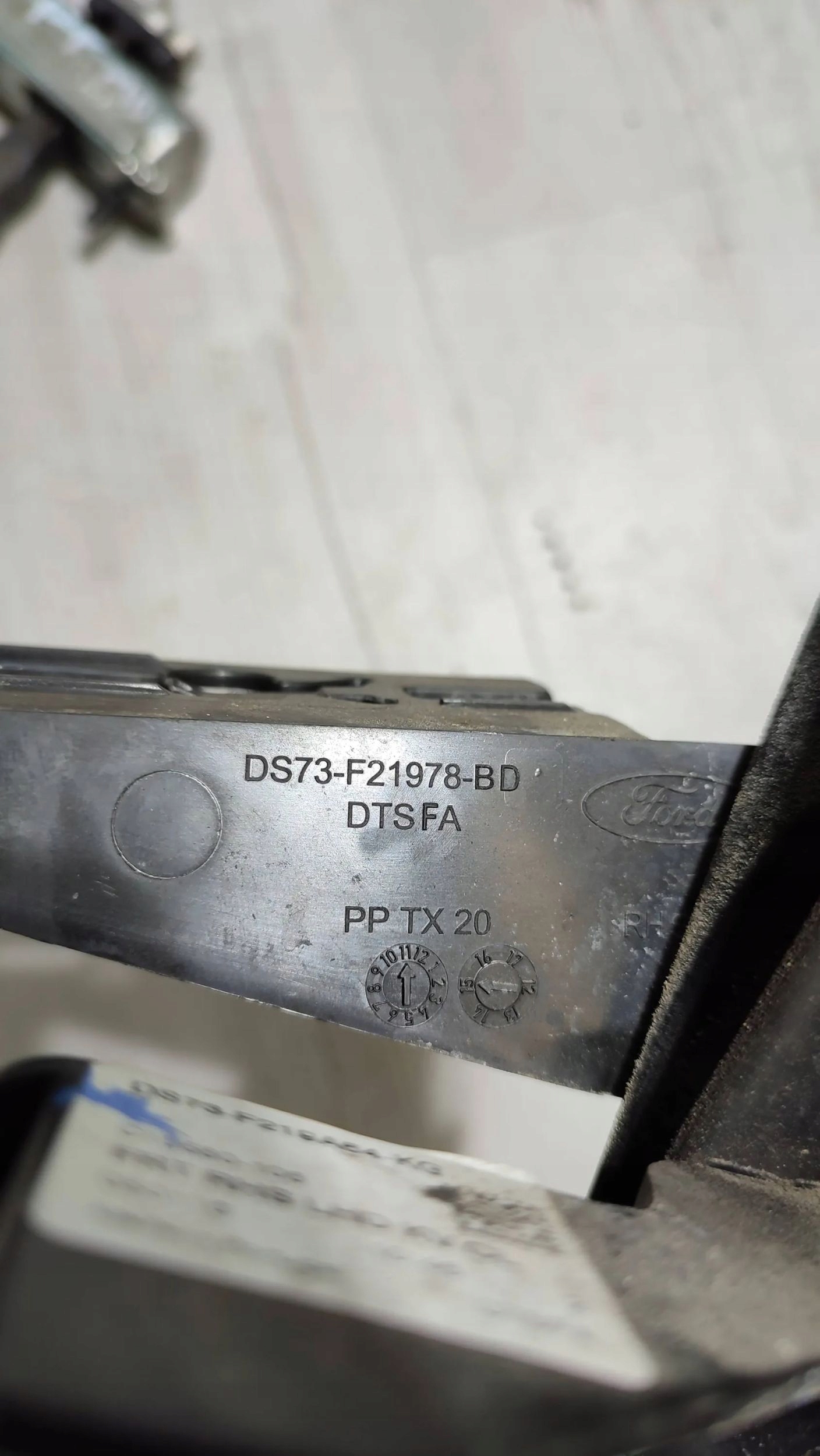 Ford Mondeo MK5 16r 2.0TDCi front side right prowadnica windows