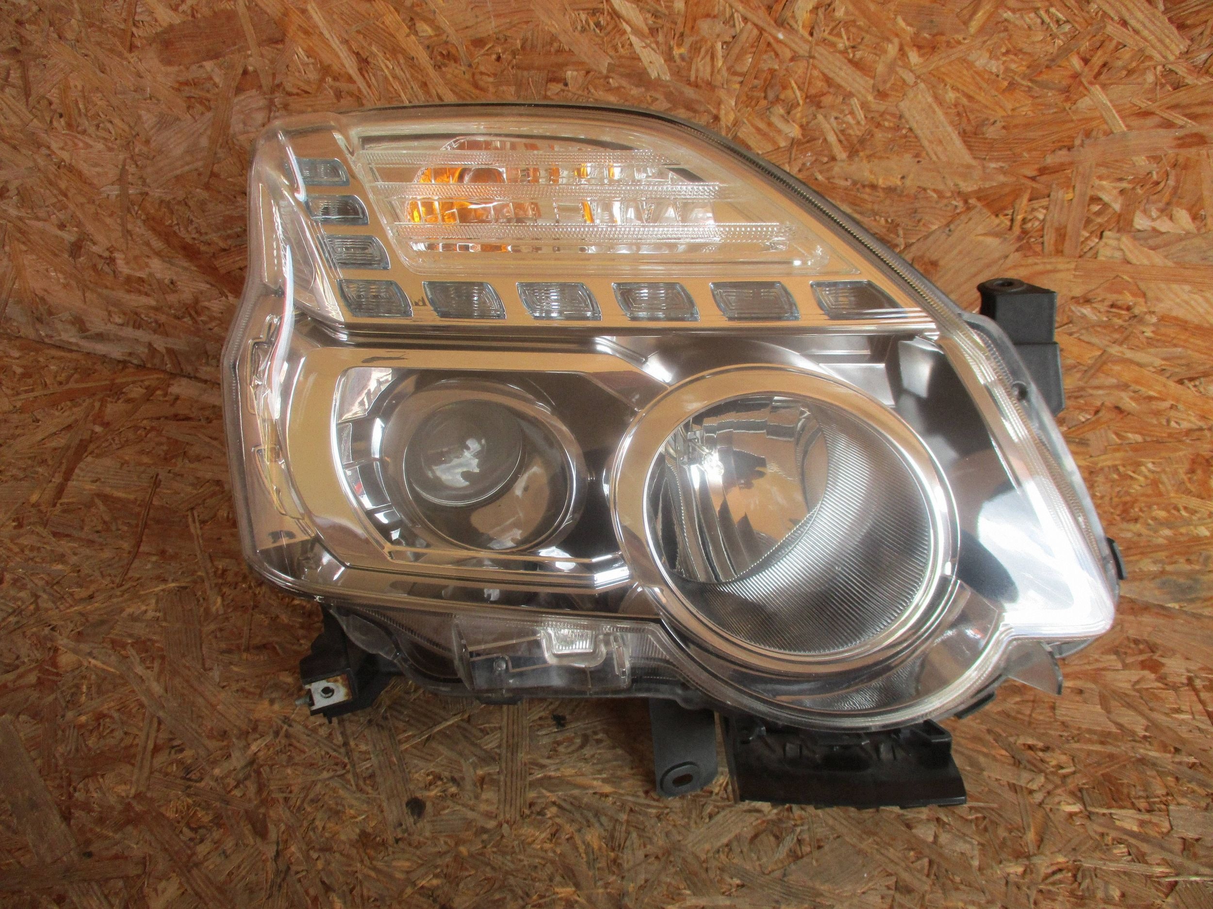 light front front right NISSAN X-TRAIL T31 LIFT XENON