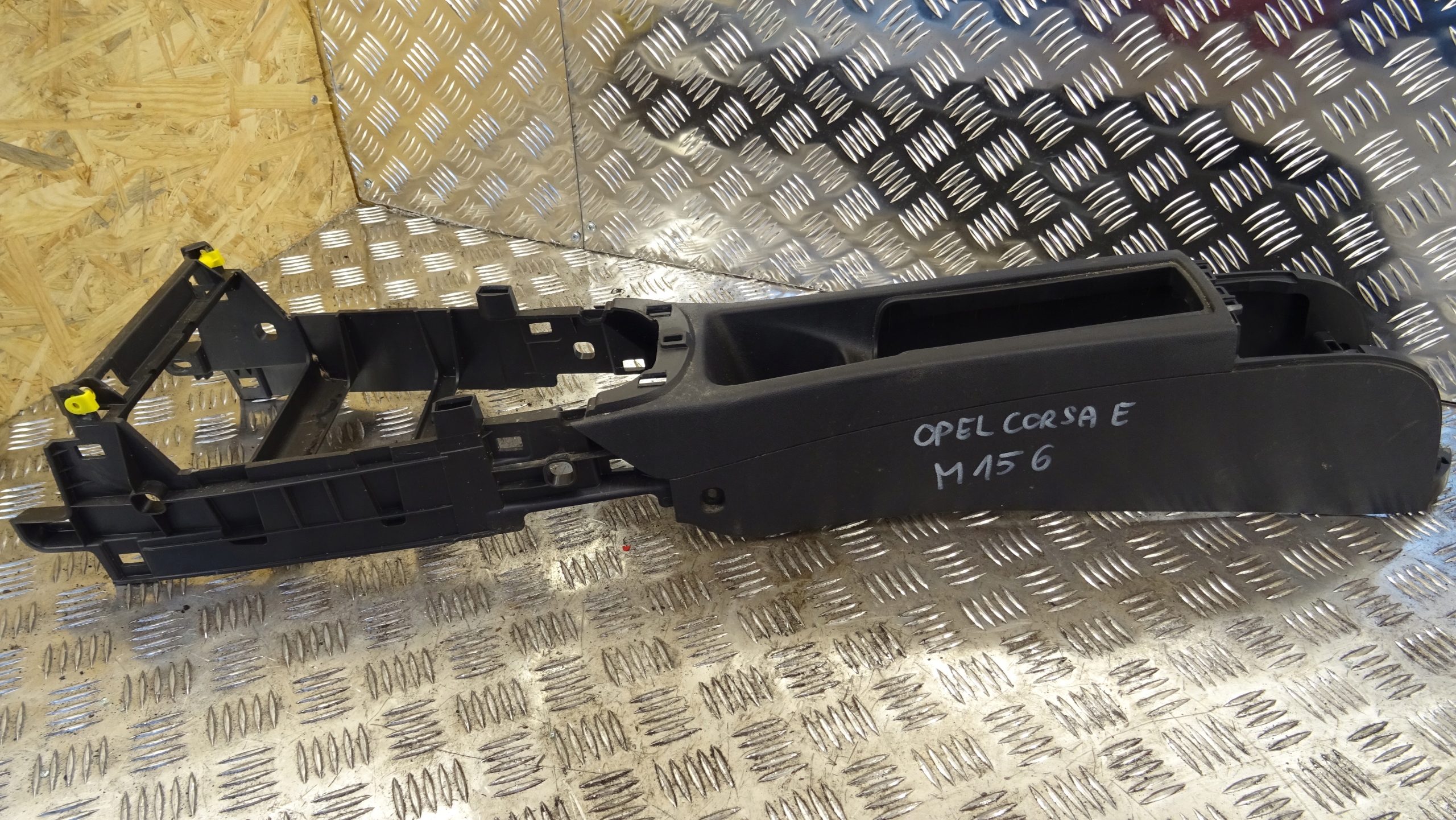 Tunel mitte Opel Corsa E 460029937 nr M156
