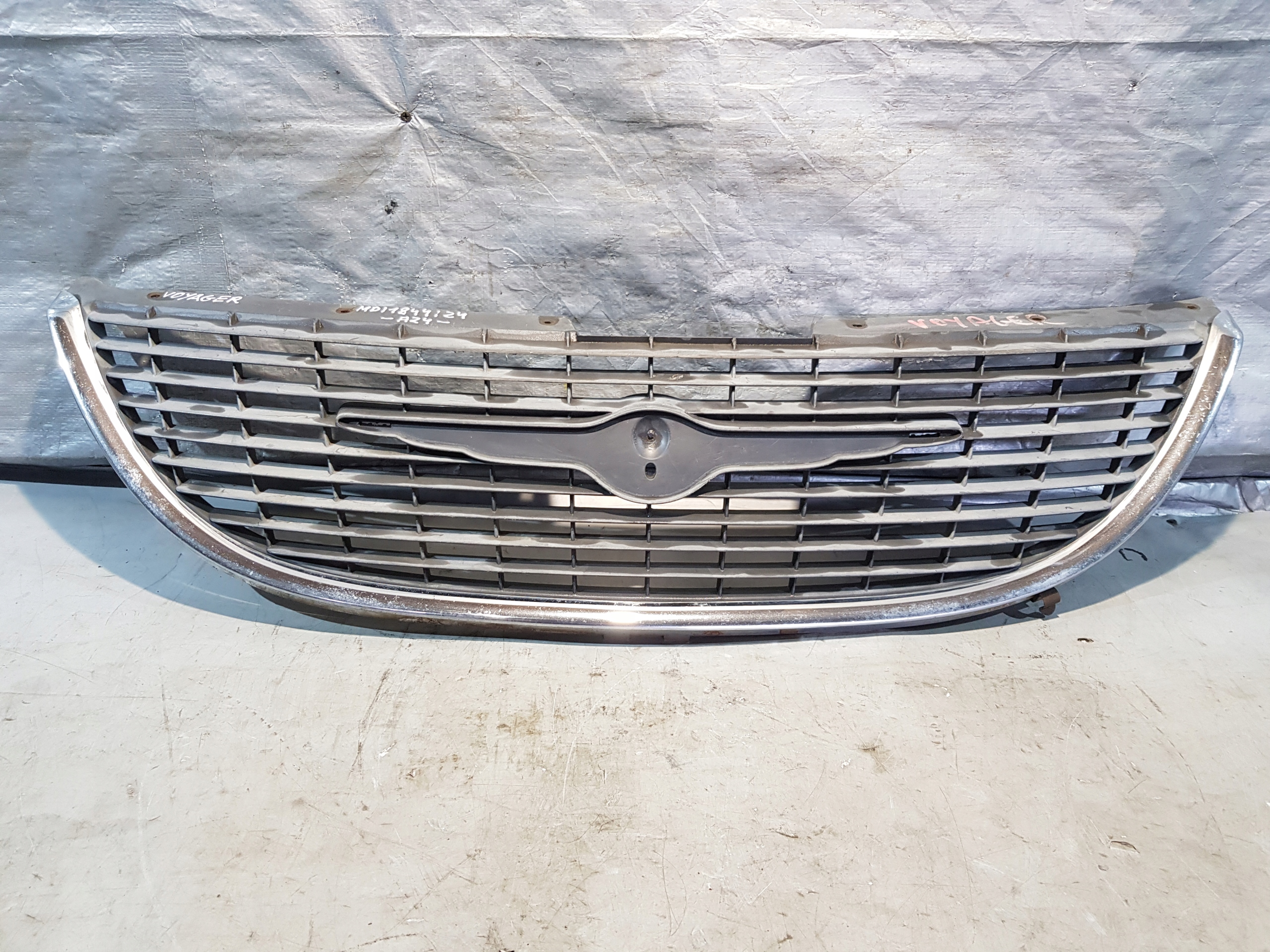 CHRYSLER VOYAGER Grille 4857522AA