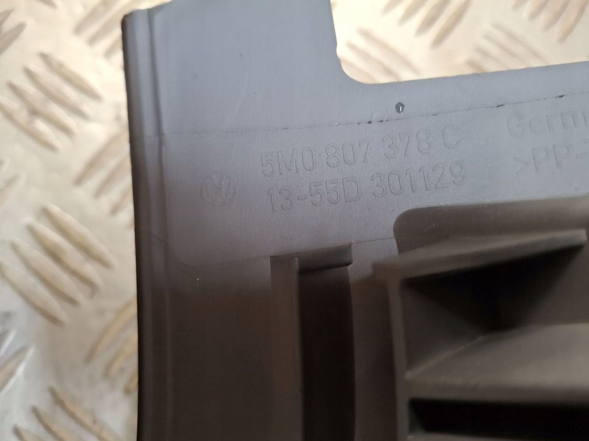 right bumper bracket of the rear VW GOLF plus LIFT 2009->