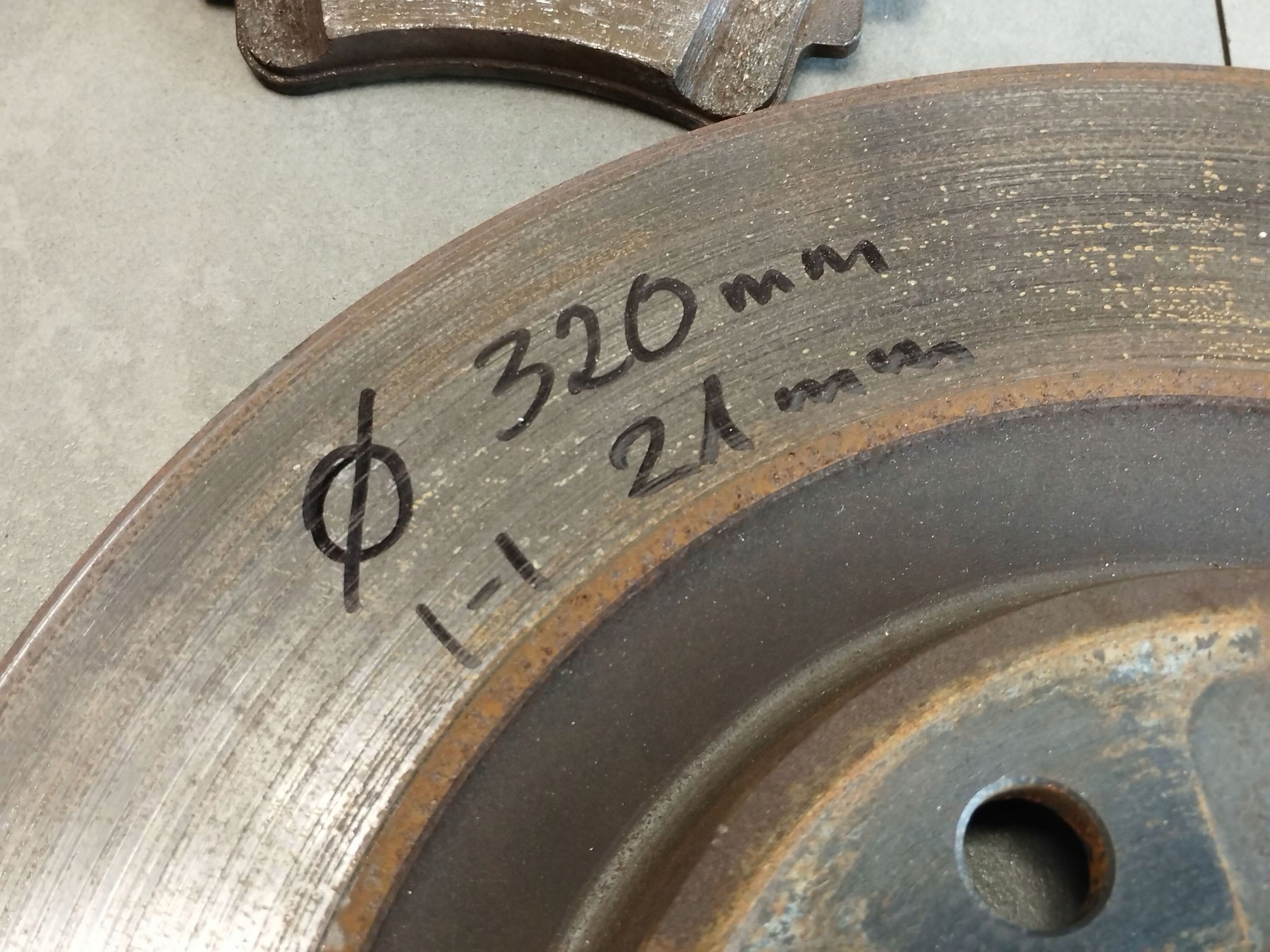 Audi A4 S4 B9 8W kotuče brzdové záď plotýnky 8W0615601K