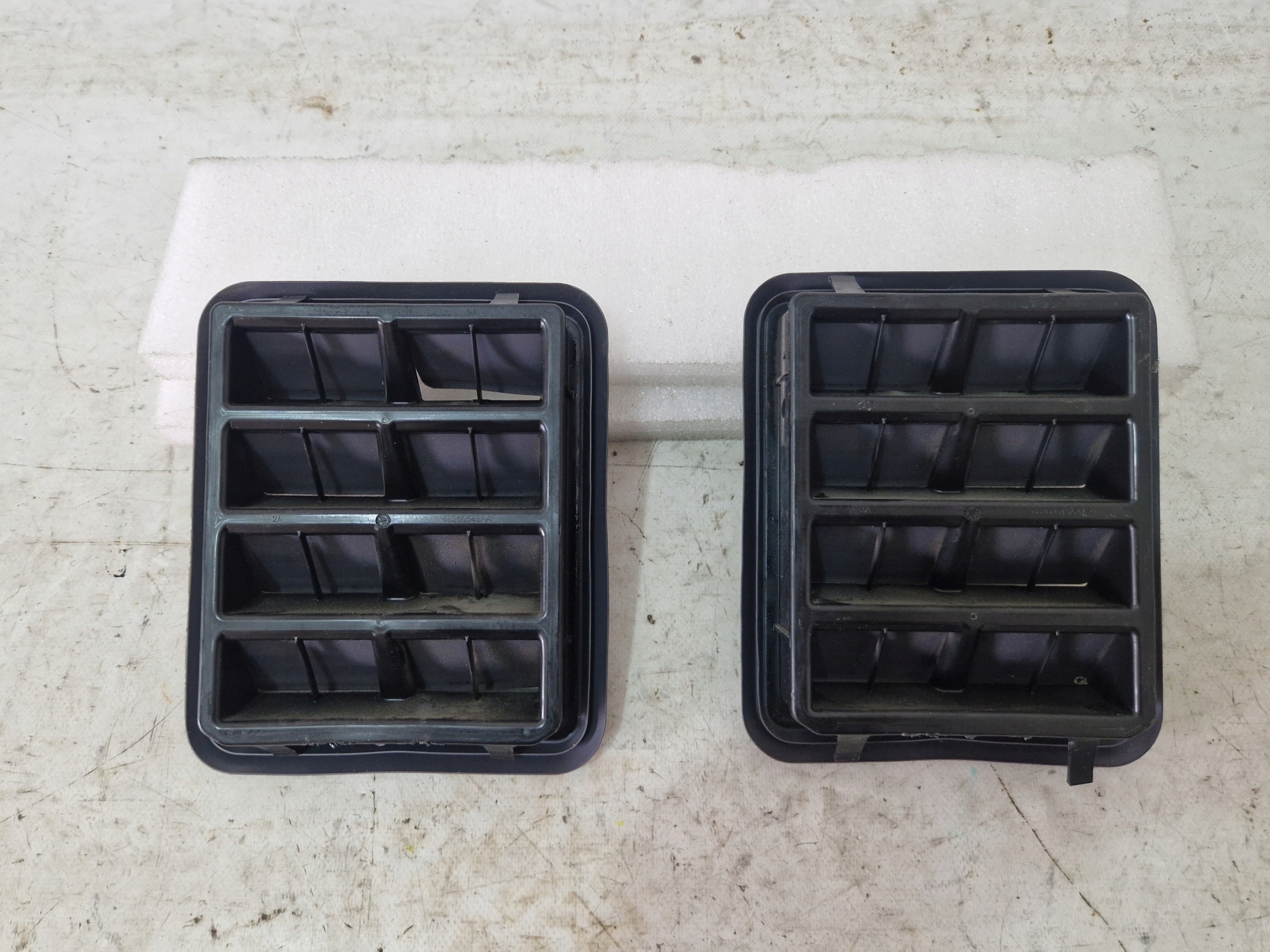 DODGE DURANGO III 2019- grid rear part DEKOMPRESYJNA WENTYLACYJNA 68260545AA