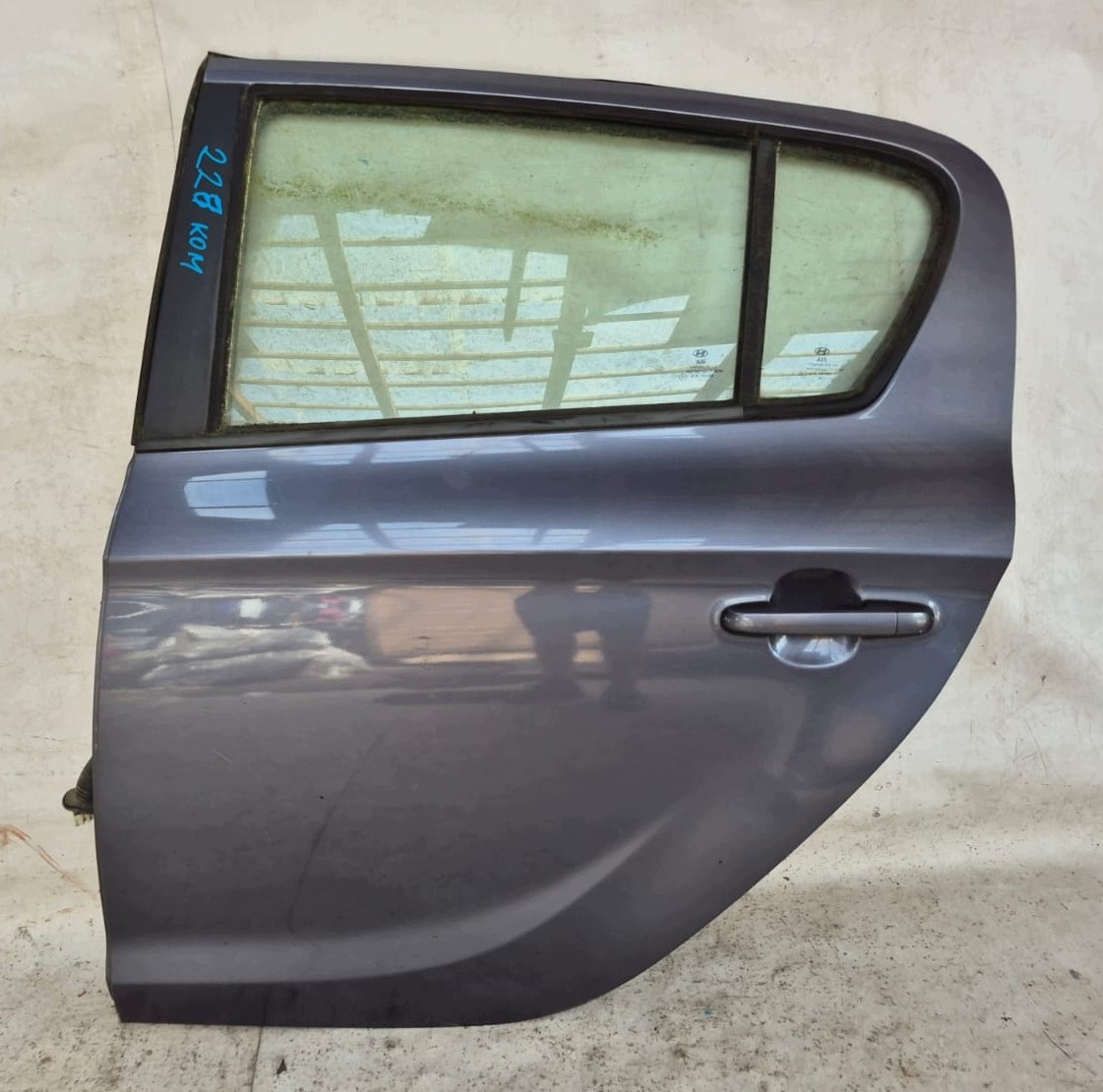 HYUNDAI I20 and 1 08- door left rear part rear. complete