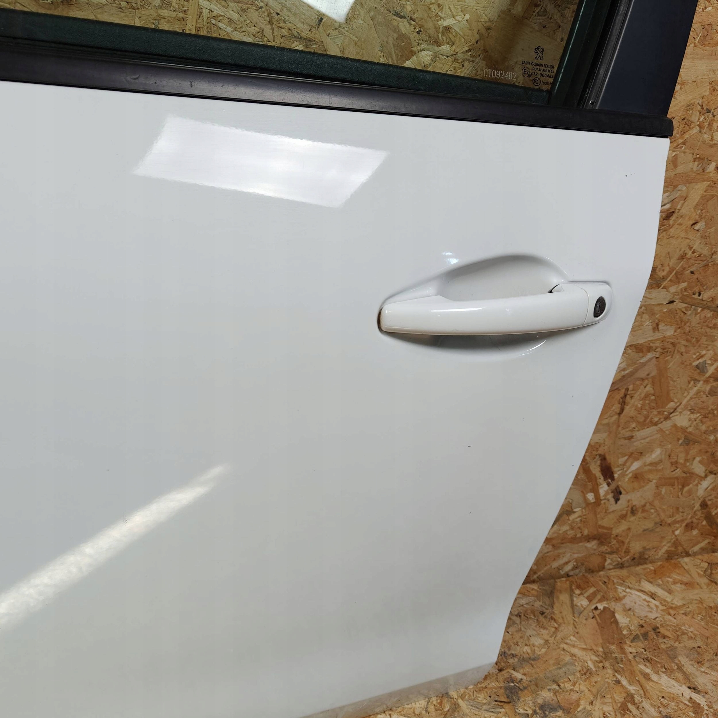 door front front side left Peugeot 208 and