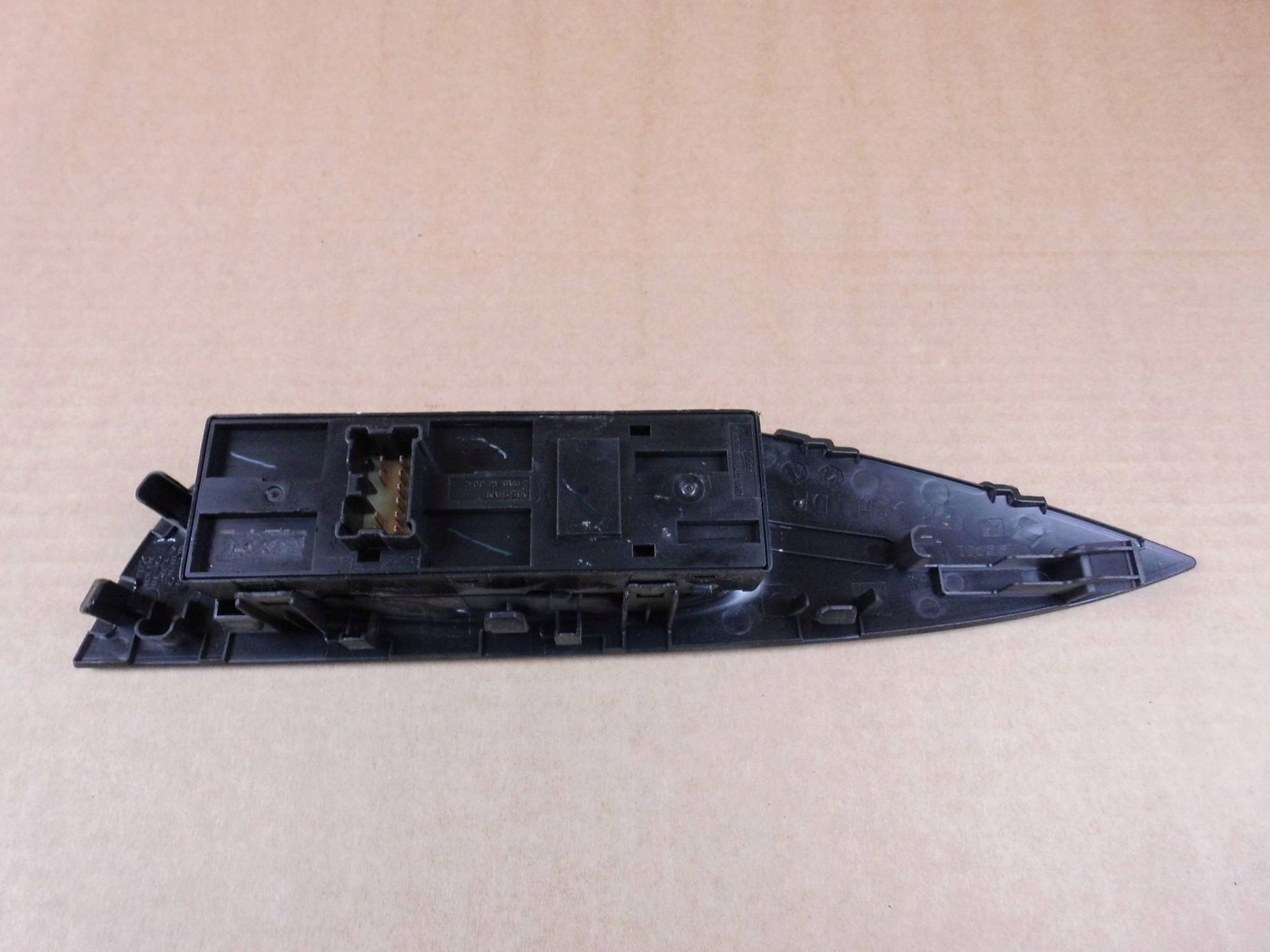 Nissan Qashqai II J11 panel window control switch left front front 25401 HV01B