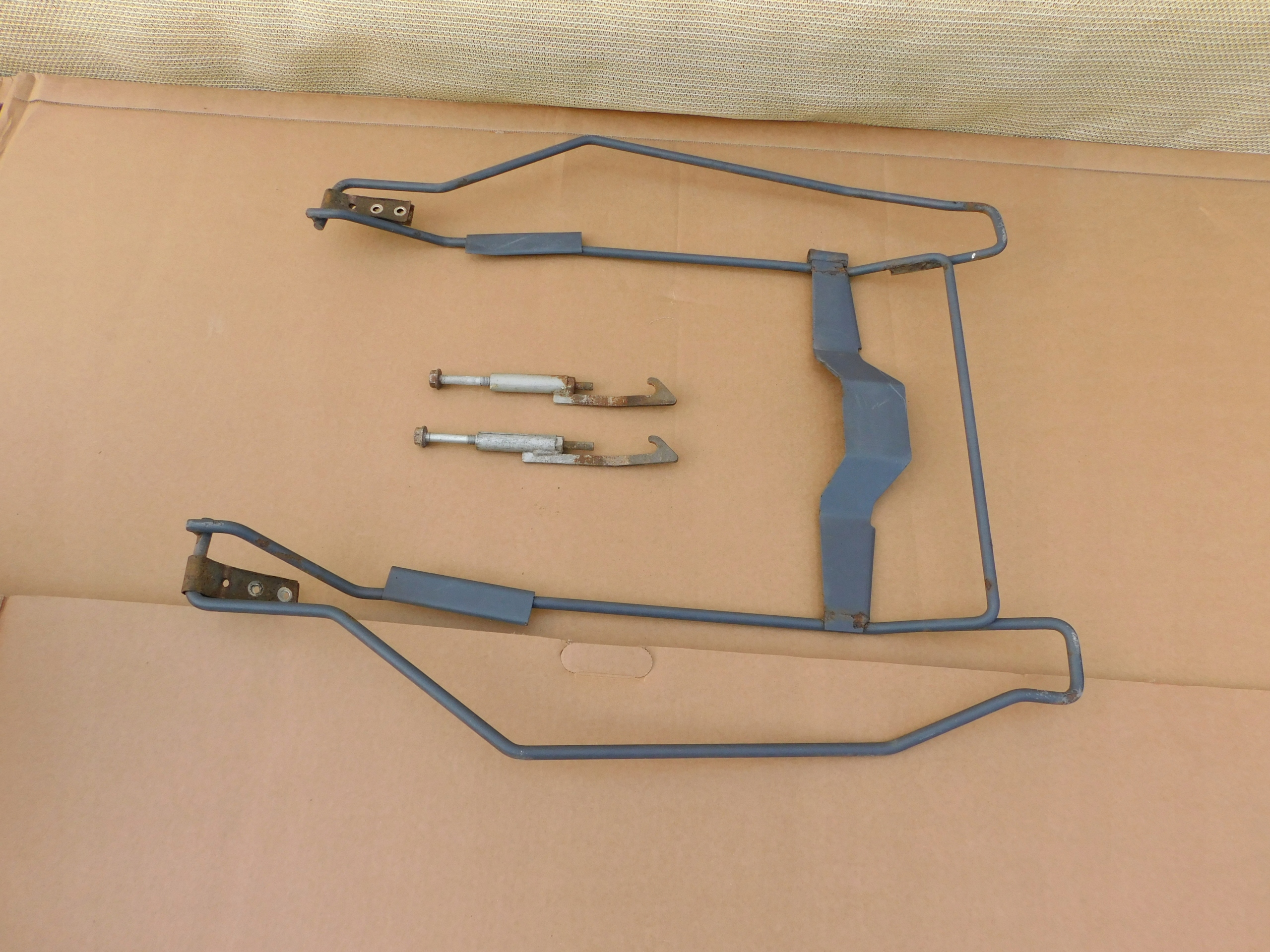Mercedes Sprinter 906 Panier Roues de la roue de secours - Fixation zaczepy KOMPLET