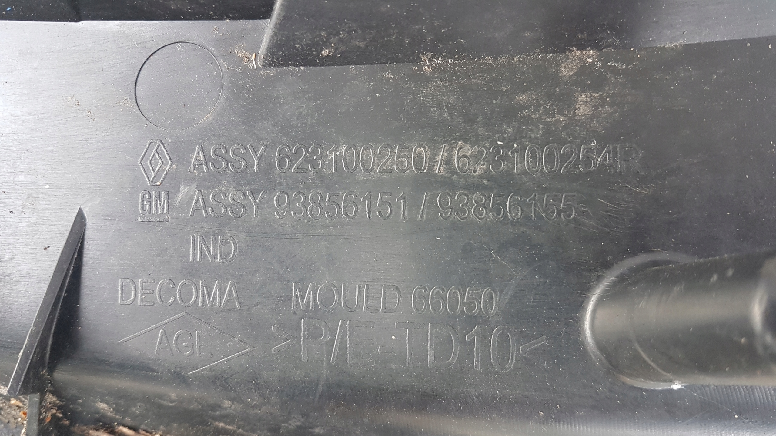 nissan PRIMASTAR 06-14 решетка радиатора