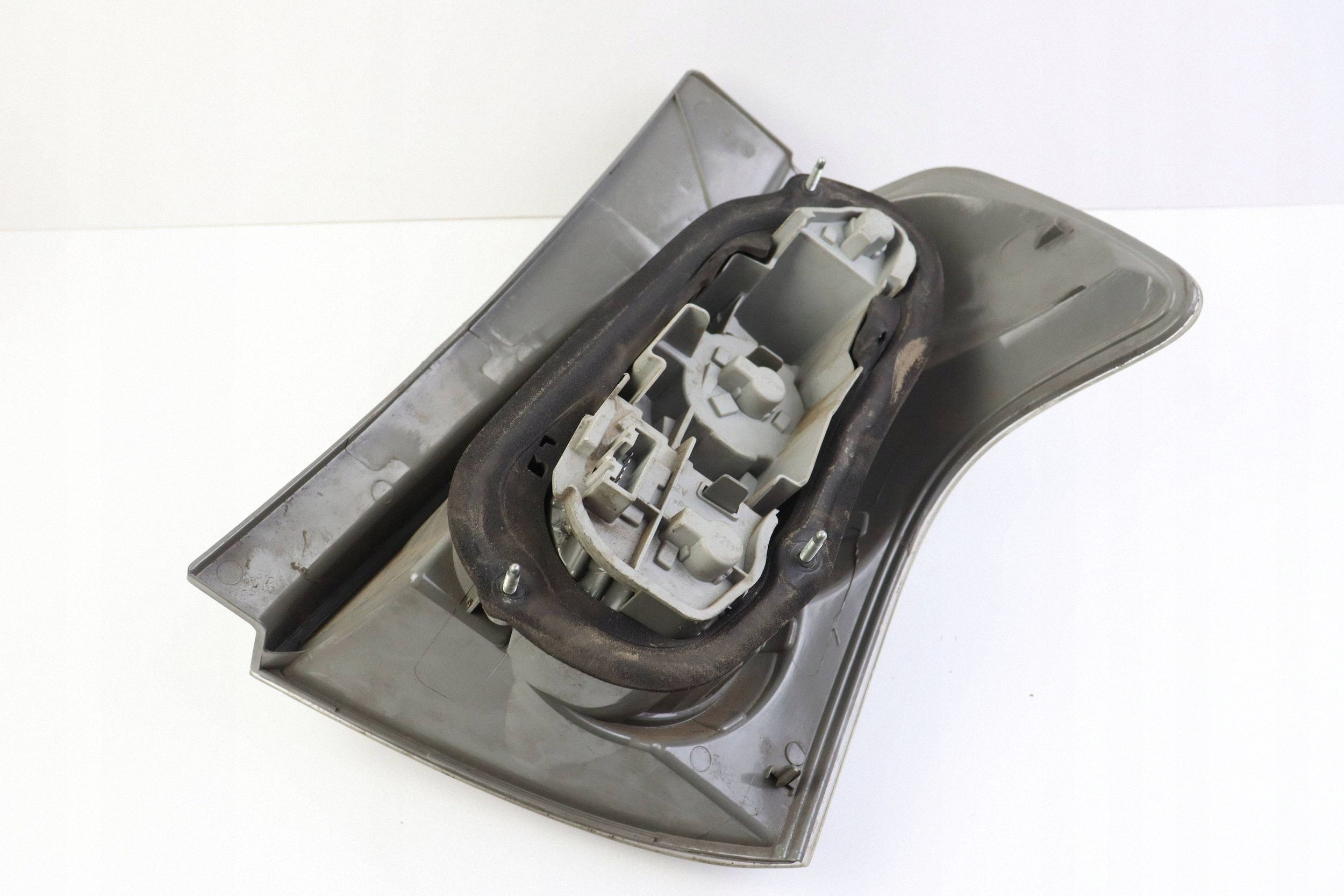 TOYOTA COROLLA VERSO E12 light rear left rear part EUROPA 81561-0F020