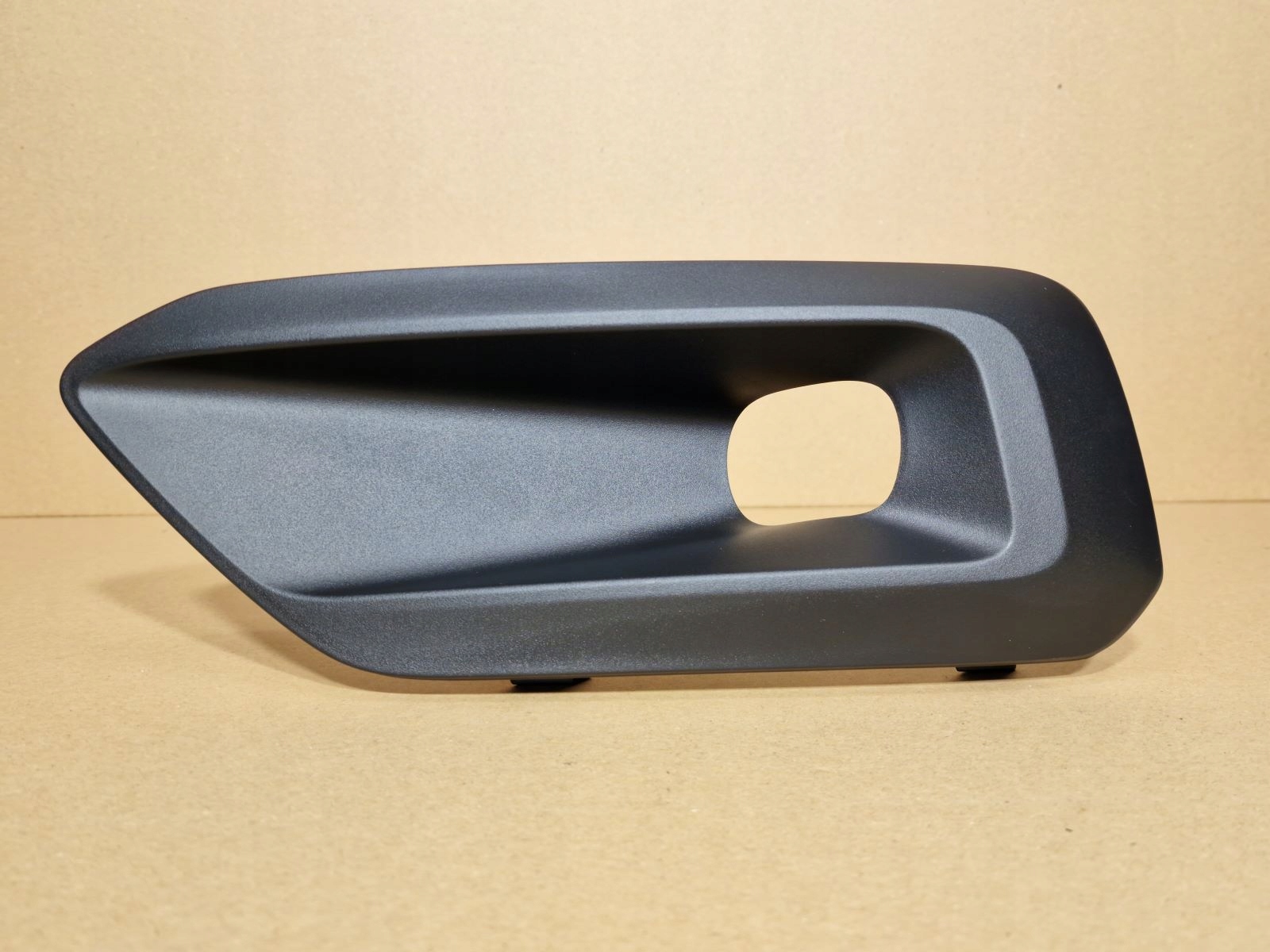 grid of a bumper left front VOLVO XC40 INSCRIPTION R-design 2019
