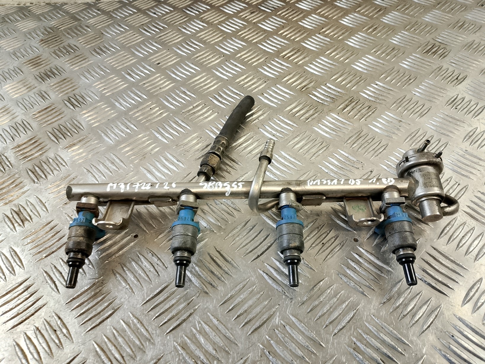 Rampe injection + Injecteurs 058133551F VW PASSAT B5 1.8 B
