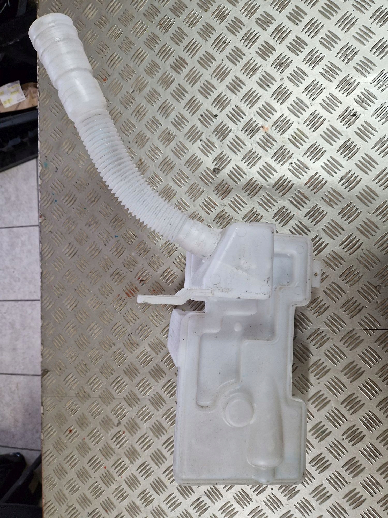 washer fluid tank VW TIGUAN and 2007R->