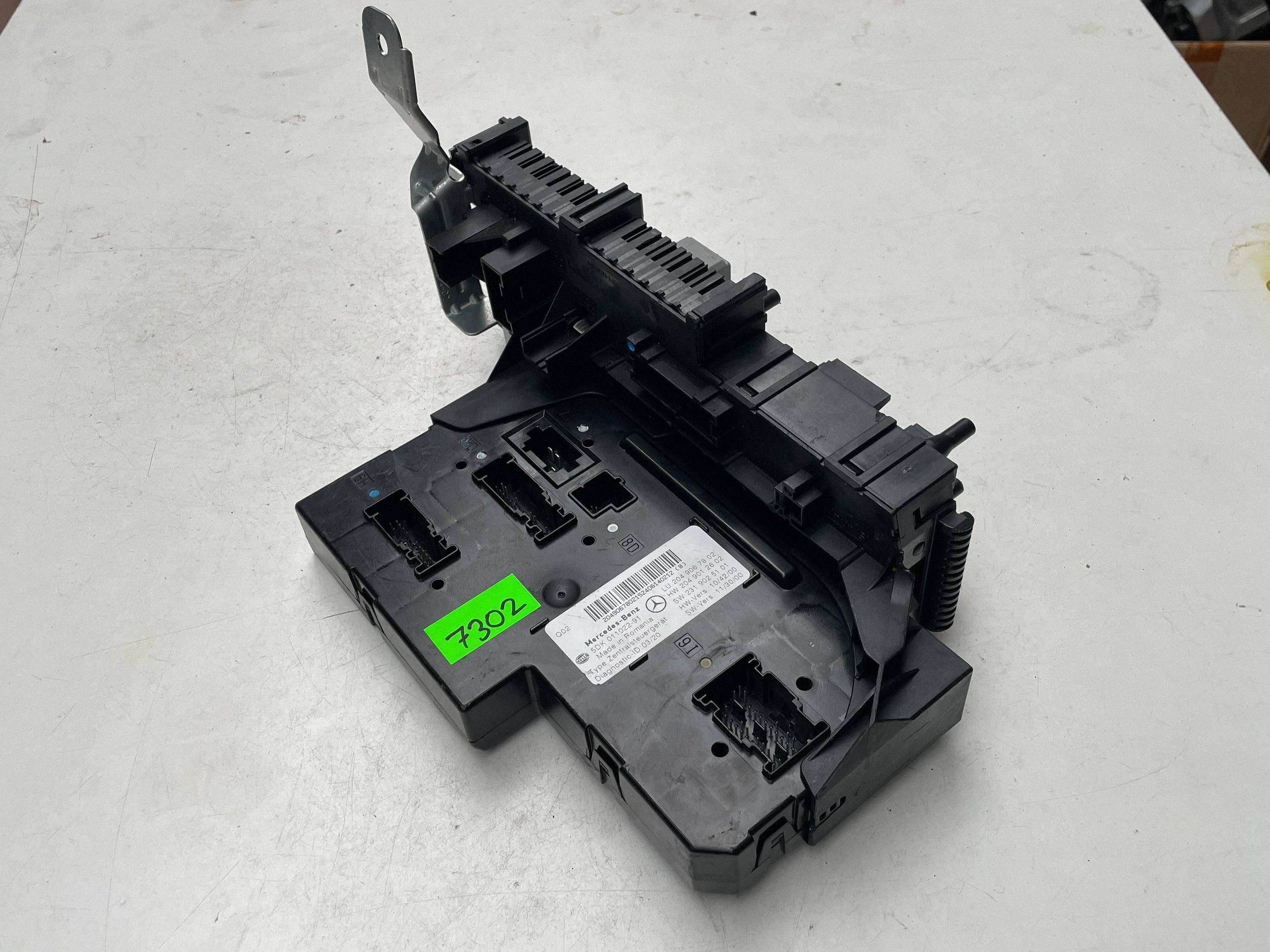 module control unit SAM Z TYLU MERCEDES C-KLASA W204 2049067802 original !J