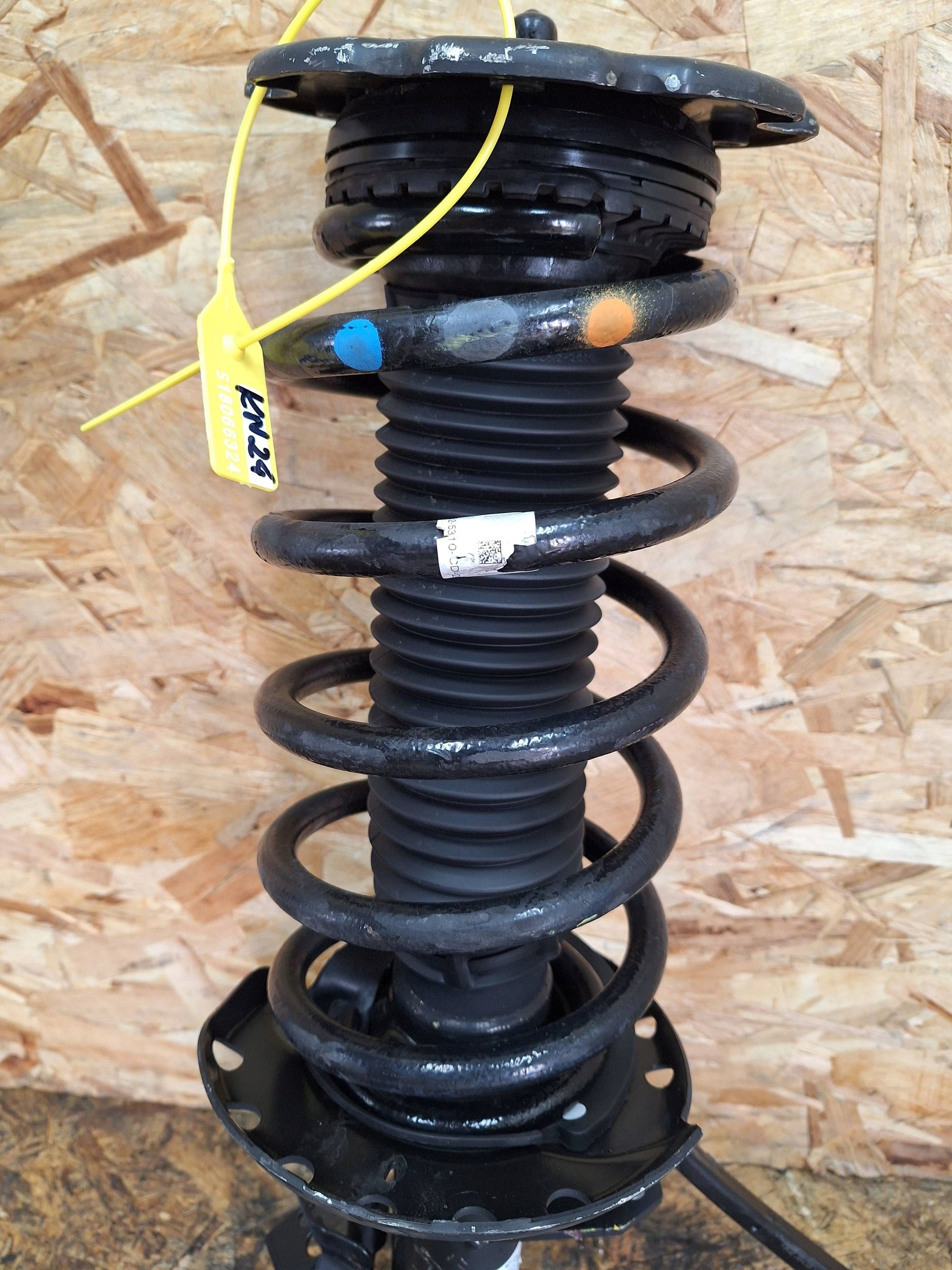 shock absorber left front RANGE ROVER EVOQUE II 19- L551 M8D2-18K001-AA