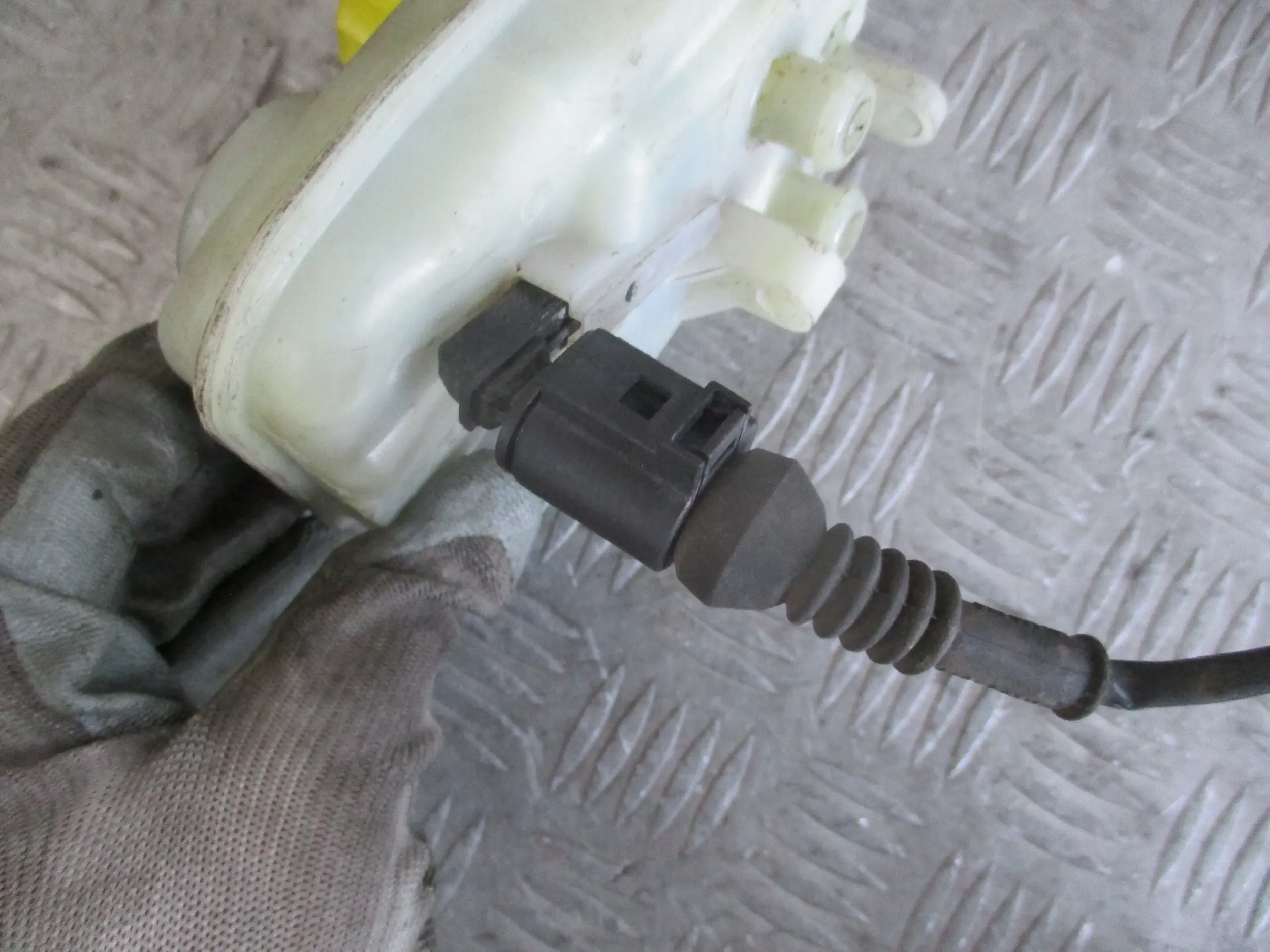 бачок тормозной жидкости Audi A4 B7 1.9d 04-08 r