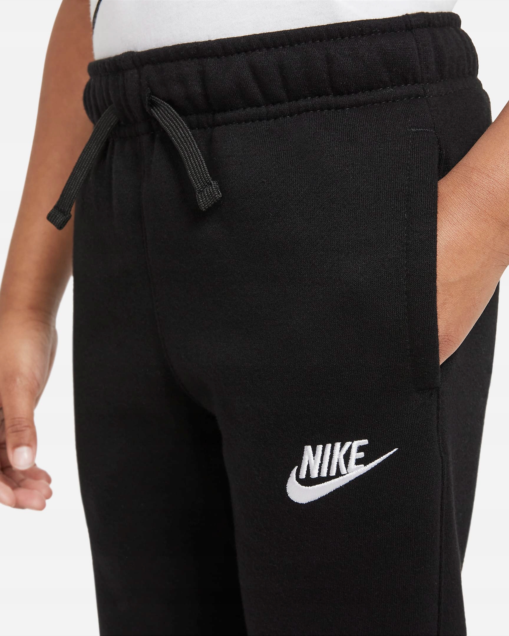 Spodnie dla małych dzieci Nike CLUB CARGO czarne M Stan opakowania oryginalne