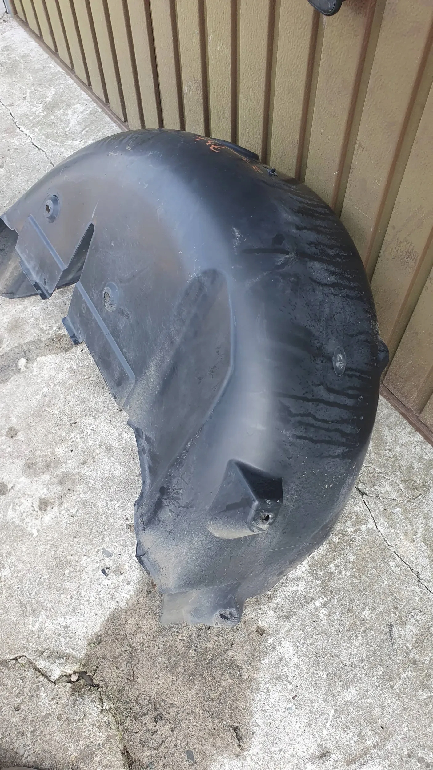 Renault Fluence Lift 12- mudguard left rear. rear part