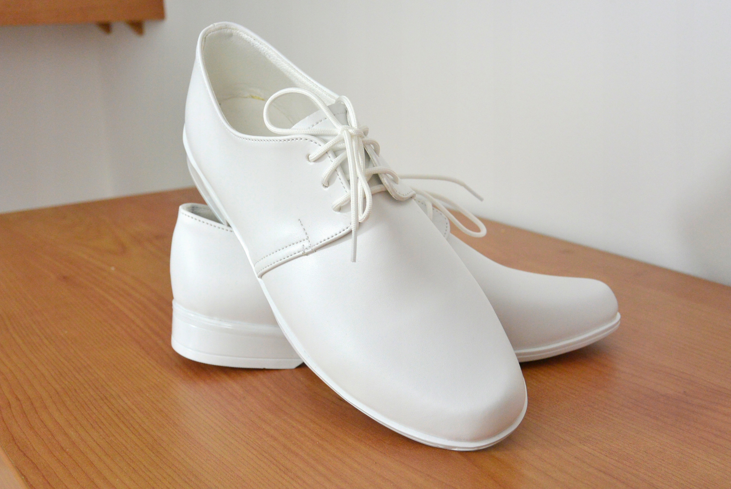 GŁADKIE BIAŁE CHŁOPIĘCE PÓŁBUTY KOMUNIJNE PL 35 Materiał skóra ekologiczna