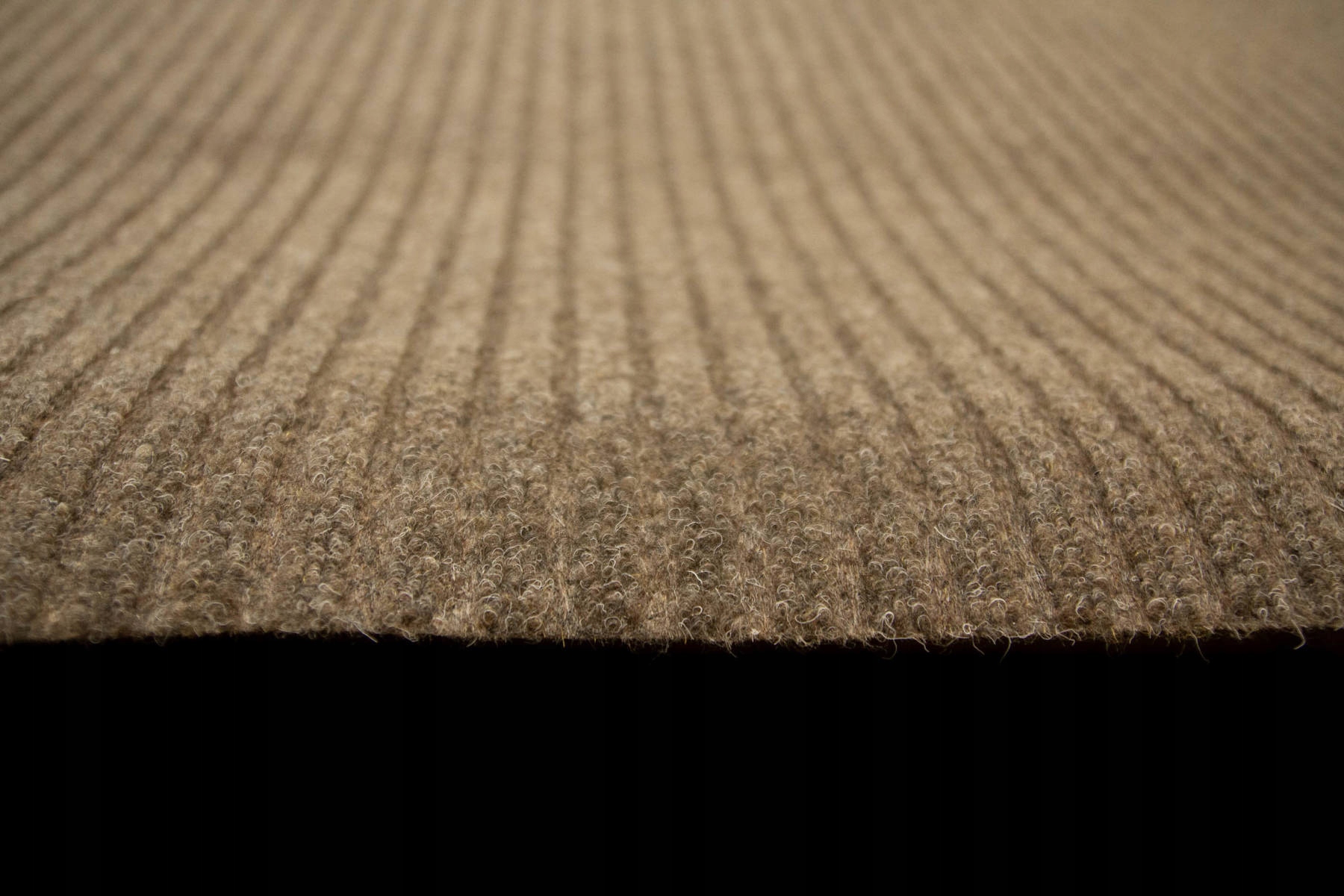 szer. 2 m BRĄZOWA WYKŁADZINA IGŁOWANA W PRĄŻKI NA KORYTARZA WIATROŁAP Grubość 3.5 mm