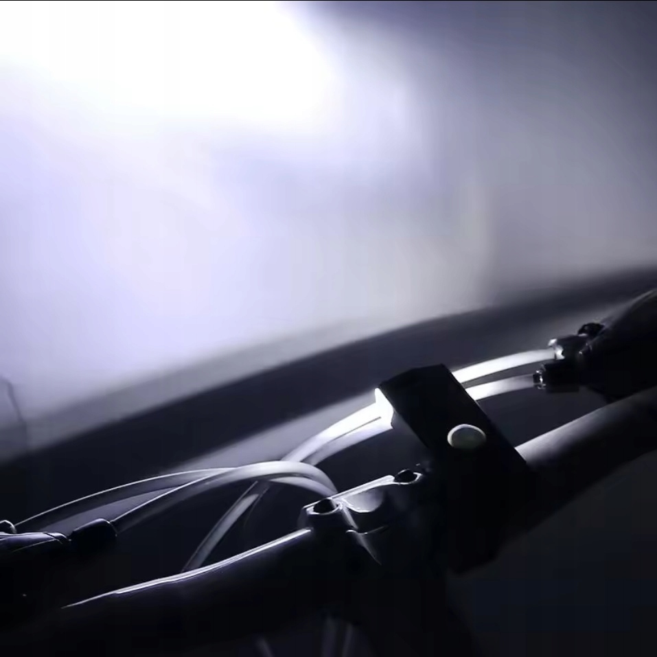 MOCNA Lampka Rowerowa PRZÓD LED na kierownicę 600lm WODOODPORNA AKUMULATOR Zawartość zestawu akumulator ładowarka lampka uchwyt na kierownicę