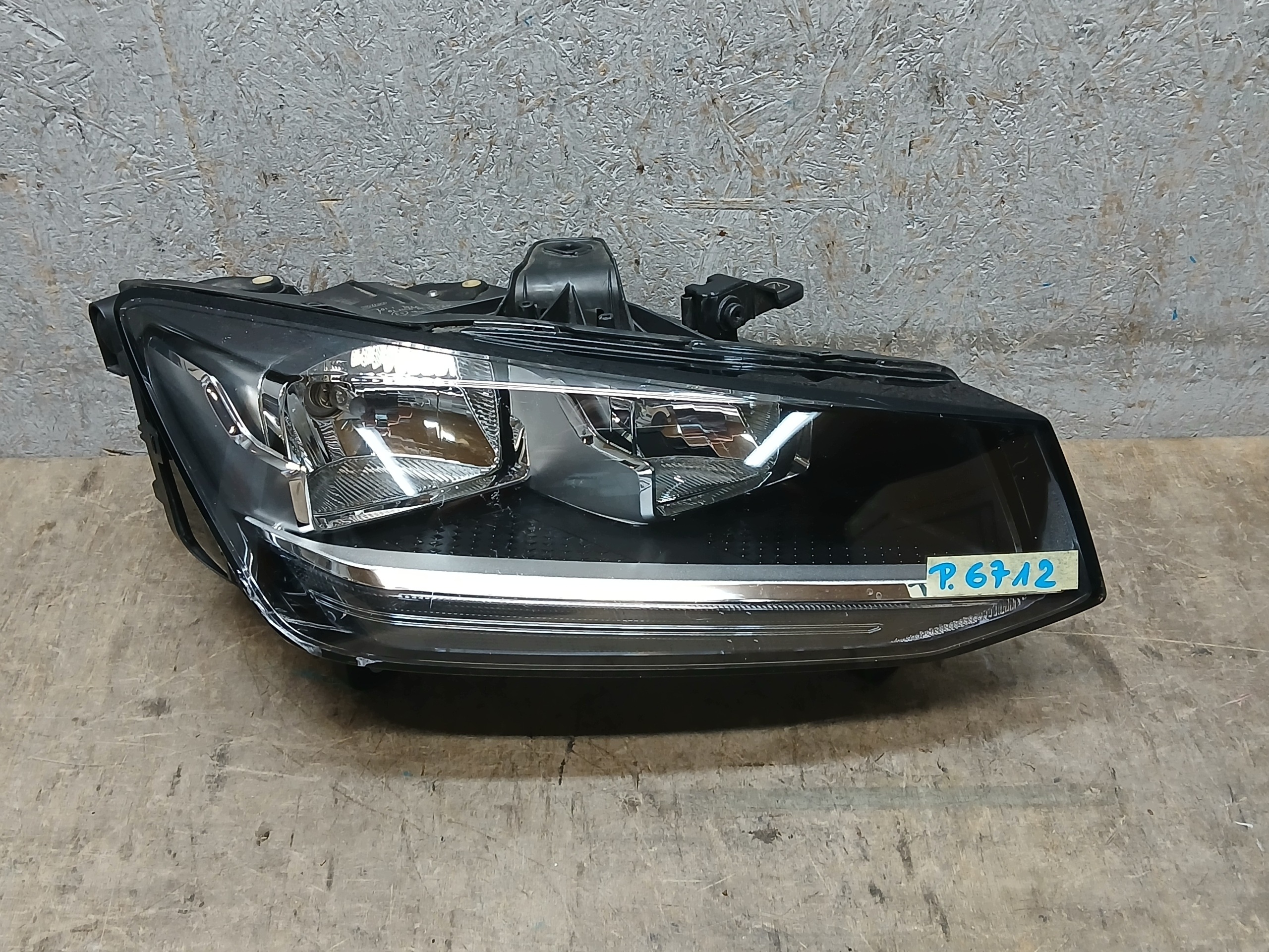 light front right AUDI Q2 81A 81A945004