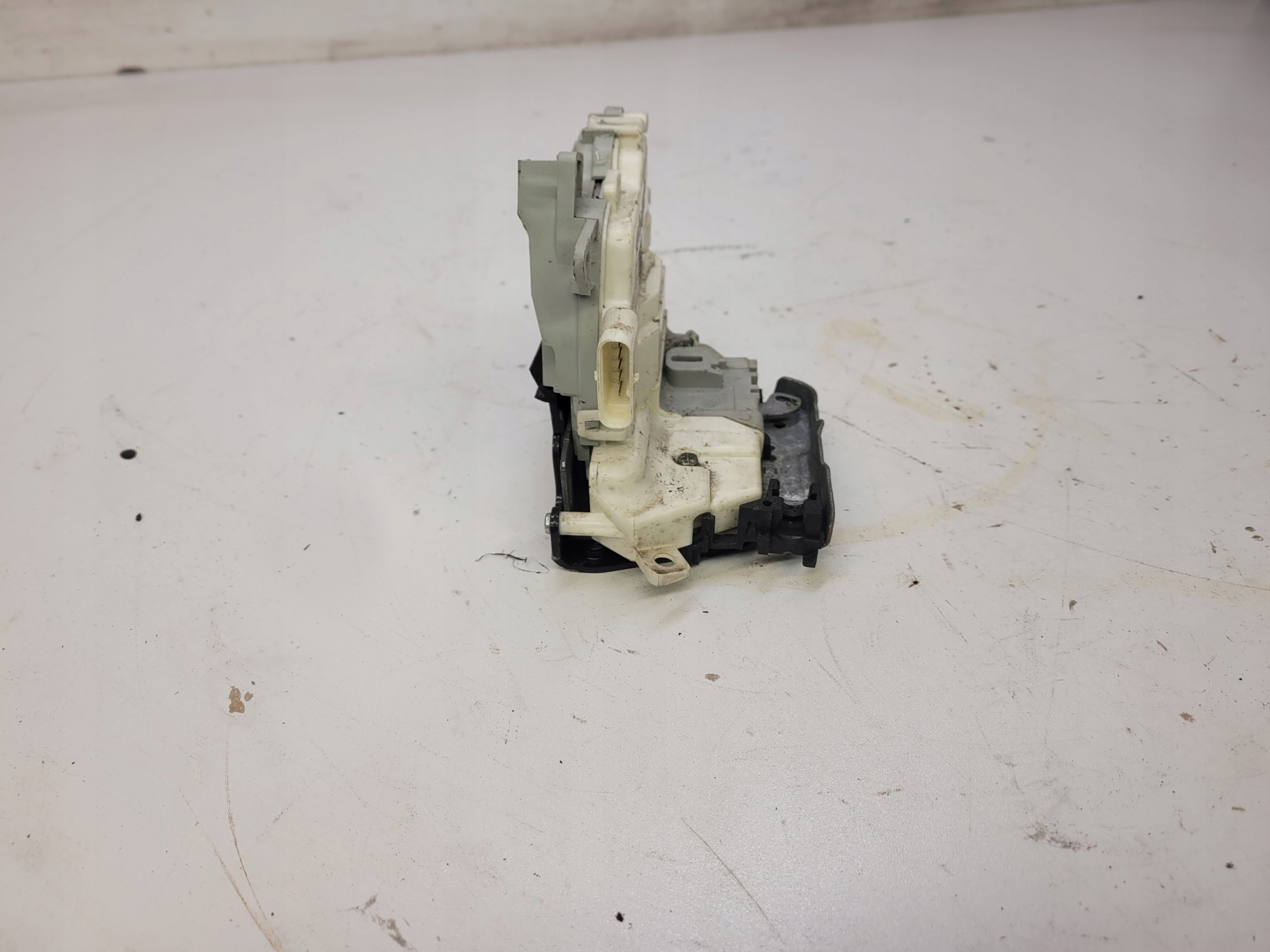 lock door left rear part AUDI A4 B8 A5 Q5 8K0839015H 6 PIN