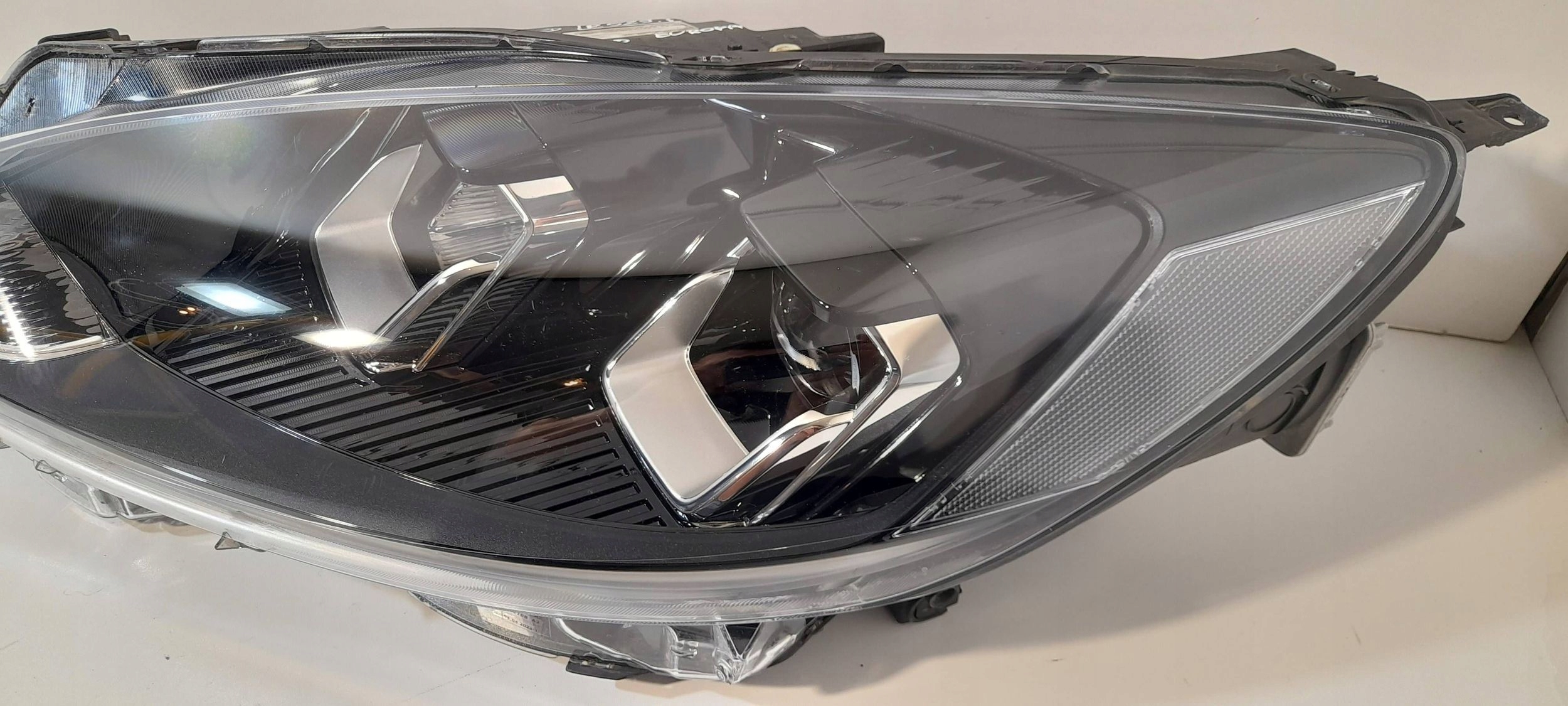 Ford Kuga MK3 light front left LV4B13E015CD (R529)