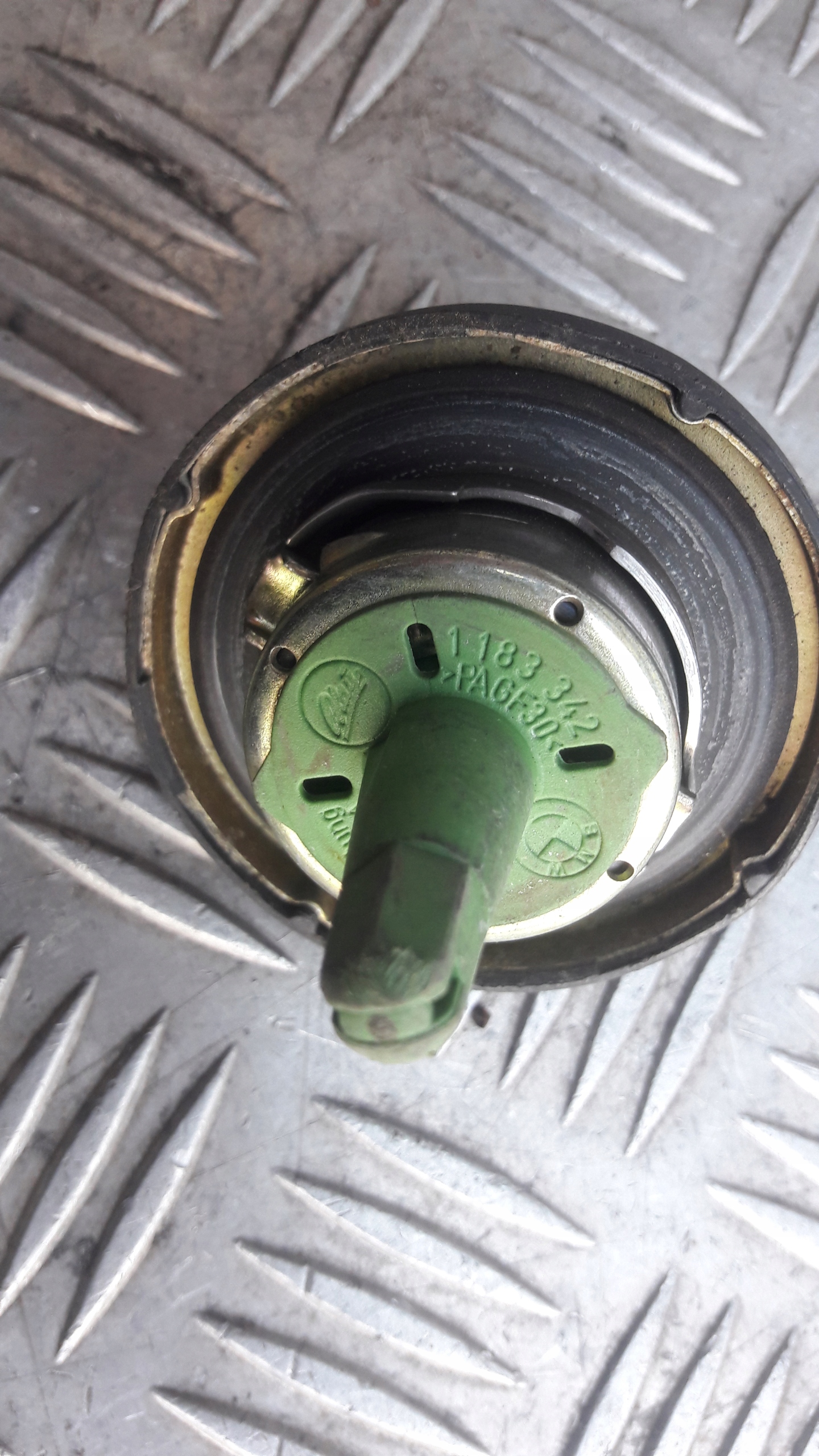 BMW E39 čep rezervoara goriva 1183342 DIESEL