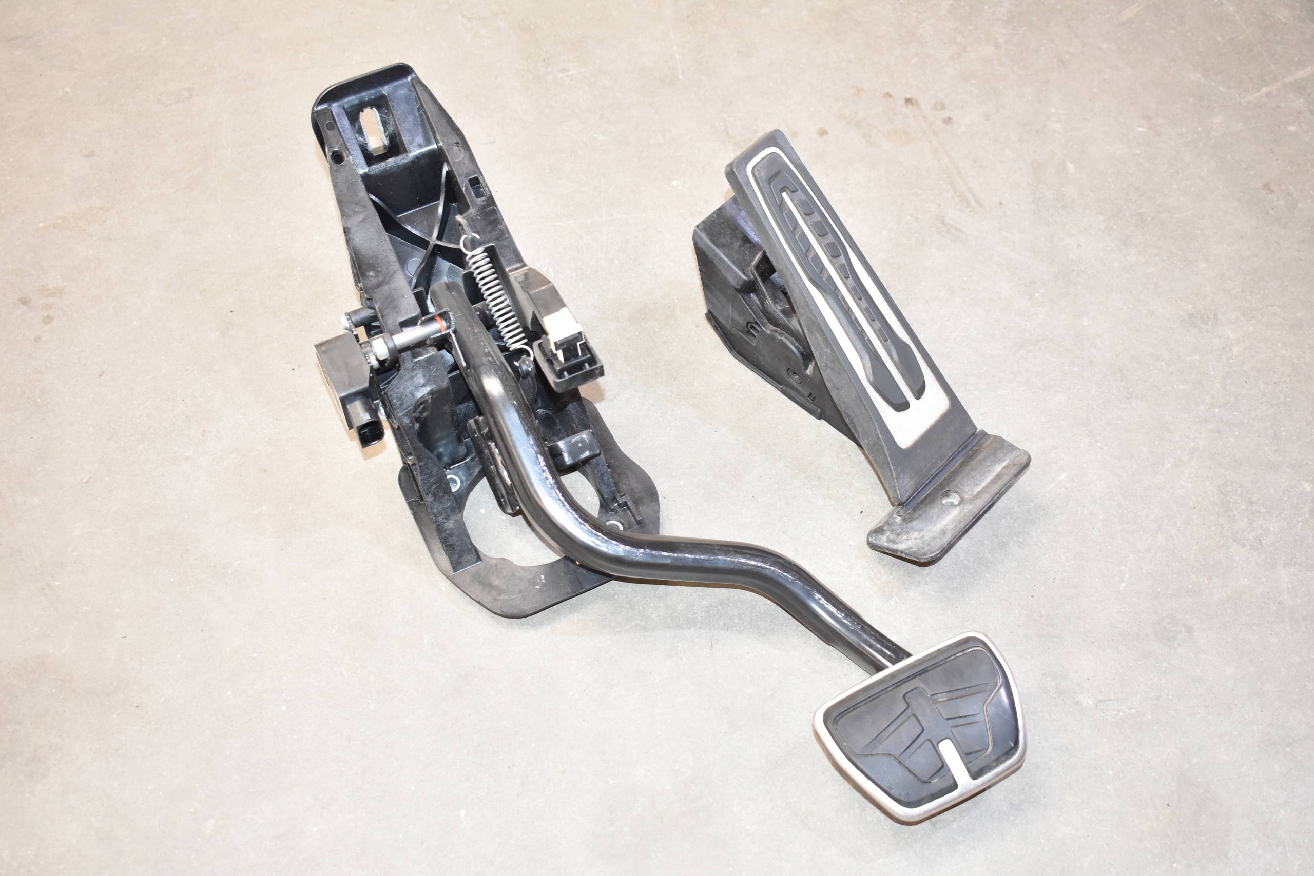 IDEALNY PEDAL Bremse Gas BMW G01 1