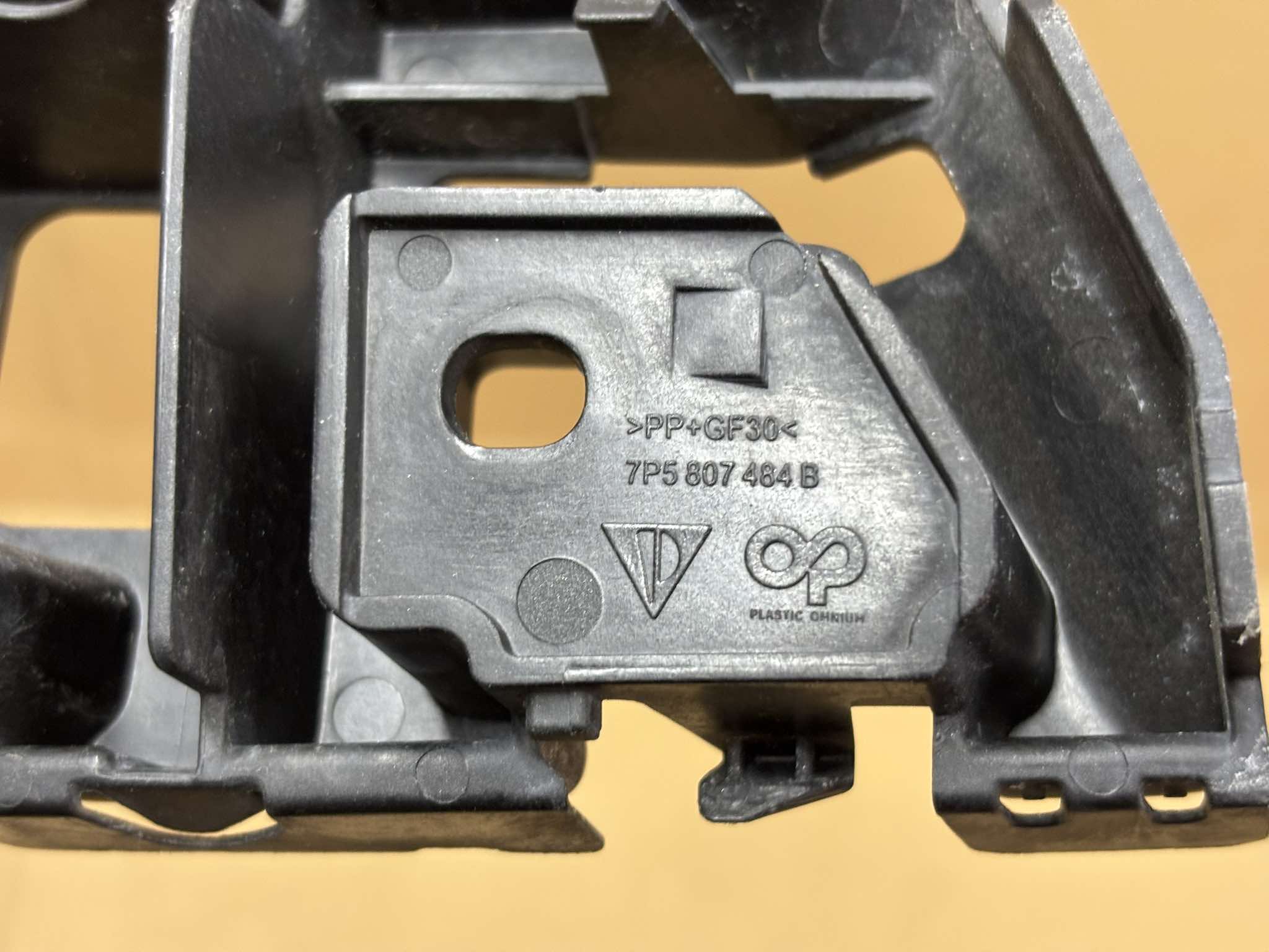 bumper bracket right rear part PORSCHE CAYENNE 7P5807484B