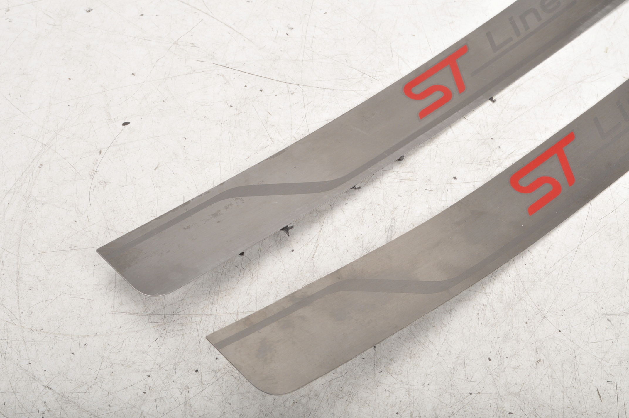 FORD FOCUS MK4 LISTWY PROGOWE ST KOMPLET Producent części Ford OE